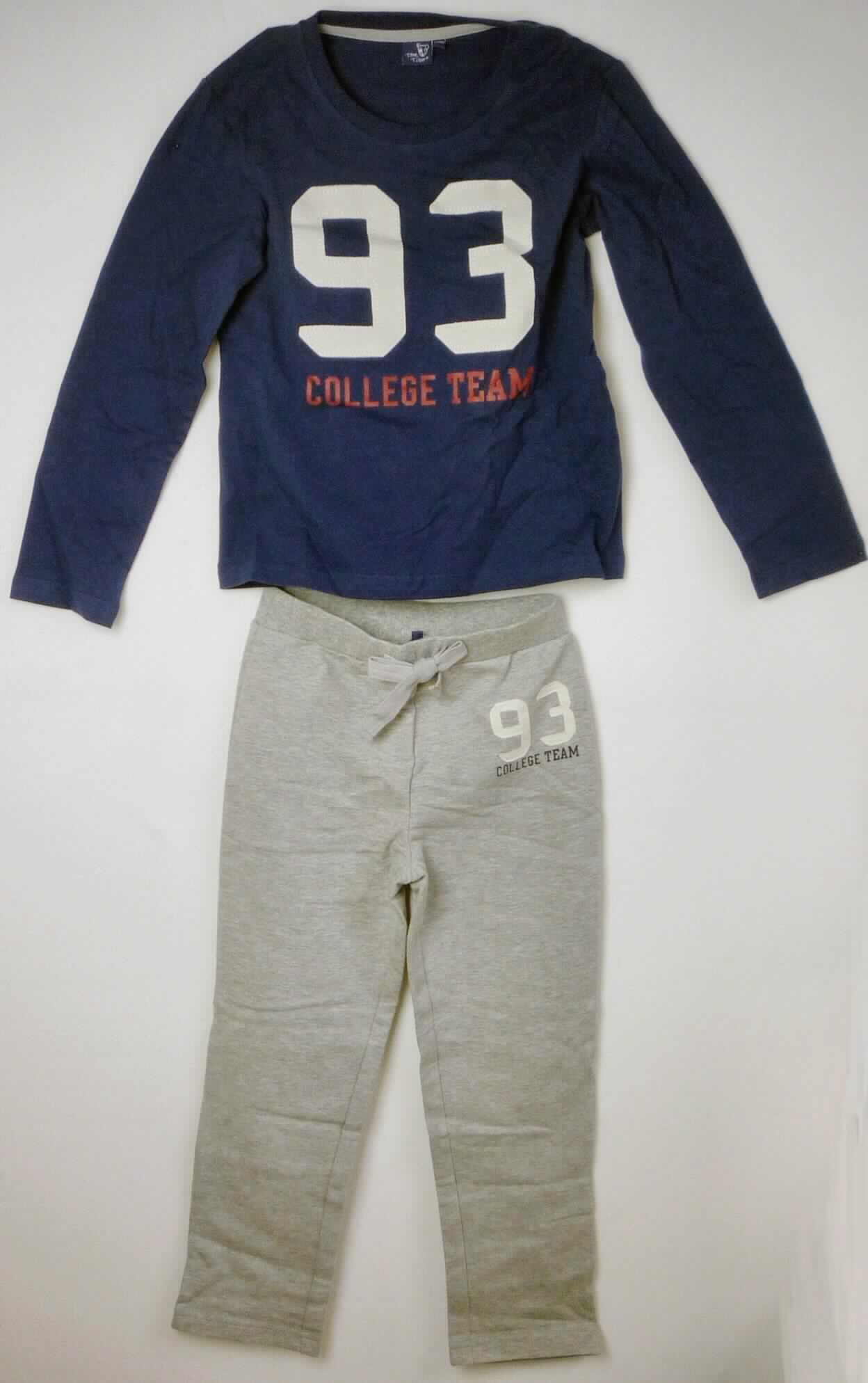 Zweiteilige Zusammenstellung, bestehend aus einem modischen Unterhemd und einer langen Hose, 
sog. Kindersport Set - Boys, 149049, in den Größen 110 / 116, 122 / 128 und 134 / 140, Foto siehe Anlage, 
- gemeinsam in einem Polybeutel mit bedrucktem Pappeinleger verpackt, 
- aufgrund der fehlenden verengenden Ärmelabschlüsse des Oberteils kein Trainingsanzug der Position 6112, 
- keine Kombination, u. a. weil ein Kleidungsstück der Position 6109 (modisches Unterhemd) nicht als Bestandteil 
  einer Kombination zugelassen ist, 
- Modisches Unterhemd:
-- aus ca. 0,6 mm dicken, einfarbigen Gewirken aus laut Antrag 100 % Baumwolle, 
-- über den Schritt reichend (Rückenlänge: ca. 51 cm),
-- ohne Öffnung und ohne Verschluss,
-- mit langen, nicht eng anliegenden Ärmeln, 
-- vorn mit einem Aufdruck und einem kontrastfarbenen Aufnäher verziert, 
-- am unteren Rand und an den Ärmelenden durch Umschlagen und Festnähen gesäumt. 

"Unterhemd aus Gewirken, aus Baumwolle"