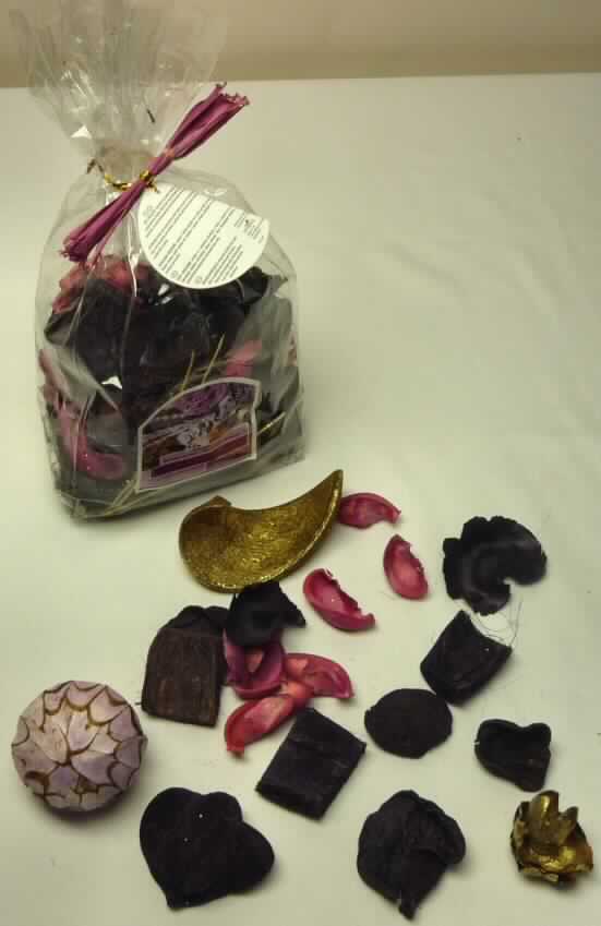 Zubereitetes Riechmittel; Duftpotpourri Beerenmix

Bei der vorliegenden Ware handelt es sich um verschiedene getrocknete, zum Teil lackierte und gefärbte Pflanzenteile, die mit einem Duft, hier: Beere, versehen sind. Die Pflanzenteile sind in einem durchsichtigen Kunststoffbeutel (Inhalt: ca. 240 g) mit Verzierung und Anhänger versehen und für den Einzelverkauf als Potpourri aufgemacht.

Zolltariflich handelt es sich um eine Zubereitung zum Parfümieren von Räumen der Position 3307 der Kombinierten Nomenklatur.