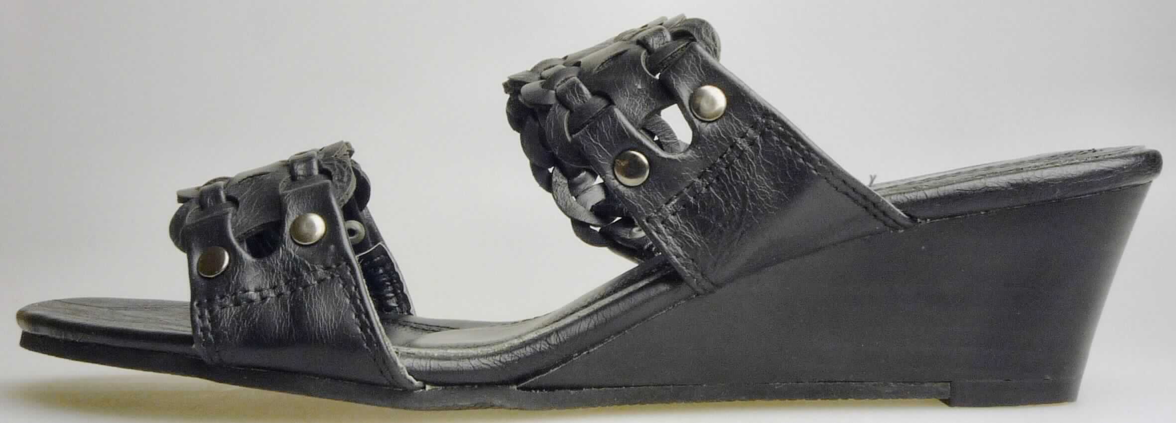 Freizeitsandaletten (lt. Antrag: "Ladies Wedge Sandals Ordernummer: 156462", Foto siehe Anlage)
- mit Laufsohlen aus (lt. Antrag) Kautschuk, 
- mit zehen- und fersenfreiem Oberteil (nicht geschlossenes Blatt) aus Kunststoff (Spinnstoff mit einer mit dem 
  bloßen Auge wahrnehmbaren Außenschicht aus Kunststoff; nicht mit der Sohle durch Zapfen zusammengesteckt),
- mit Zierbesatz (Nieten aus unedlem Metall),
- nicht den Knöchel bedeckend,
- ohne Metallschutz in der Vorderkappe,
- mit einer größten Höhe des Absatzes und der Sohle von ca. 5,5 cm

"Schuhe mit Laufsohlen aus Kautschuk und Oberteil aus Kunststoff, andere als in Pos. 6401 und in den 
 UPos. 6402 1210 bis 6402 9910 genannt, mit nicht geschlossenem Blatt, mit Absatz und Sohle mit einer 
 größten Höhe von mehr als 3 cm"
