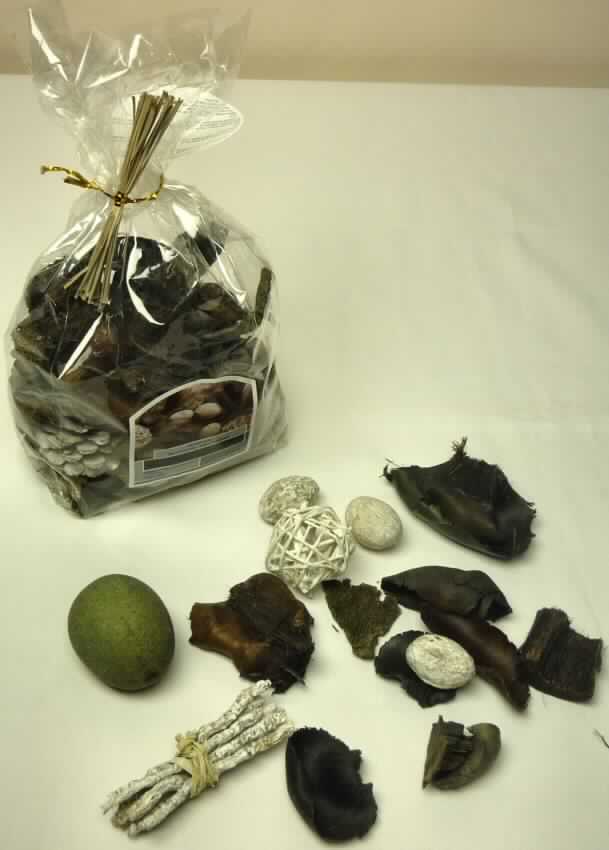 Zubereitetes Riechmittel; Duftpotpourri Wintertraum

Bei der vorliegenden Ware handelt es sich um verschiedene getrocknete, zum Teil lackierte Pflanzenteile, die mit einem süßlichen Duft ("Wintertraum") versehen sind. Die Pflanzenteile sind in einem durchsichtigen Kunststoffbeutel (Inhalt: ca. 240 g) mit Verzierung und Anhänger versehen und für den Einzelverkauf als Potpourri aufgemacht.

Zolltariflich handelt es sich um eine Zubereitung zum Parfümieren von Räumen der Position 3307 der Kombinierten Nomenklatur.