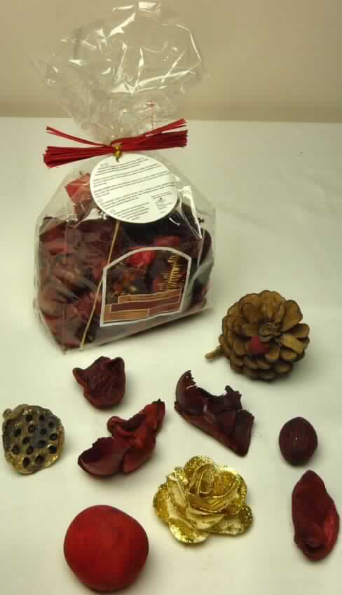 Zubereitetes Riechmittel; Duftpotpourri Weihnachtstraum

Bei der vorliegenden Ware handelt es sich um verschiedene getrocknete, zum Teil lackierte, mit  Glitter verzierte oder gefärbte Pflanzenteile, die mit einem süßen Duft ("Weihnachtstraum") versehen sind. Die Pflanzenteile sind in einem durchsichtigen Kunststoffbeutel (Inhalt: ca. 240 g) mit Verzierung und Anhänger versehen und für den Einzelverkauf als Potpourri aufgemacht.

Zolltariflich handelt es sich um eine Zubereitung zum Parfümieren von Räumen der Position 3307 der Kombinierten Nomenklatur.