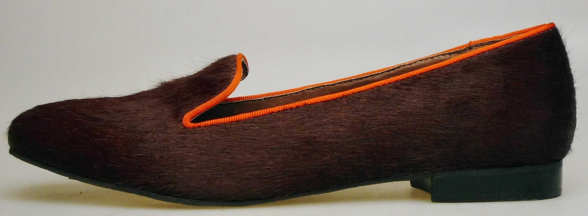 Freizeitschuhe (lt. Antrag: "Ballerinas", Foto siehe Anlage)
- mit Laufsohlen aus (lt. Antrag) Kautschuk,
- mit Oberteil aus Pelzfell (lt. Firmenangaben aus Kalbfell),
- an der Einschlupföffnung mit einer Randeinfassung aus Spinnstoff verziert

"Schuhe mit Laufsohlen aus Kautschuk und Oberteil aus Pelzfell"