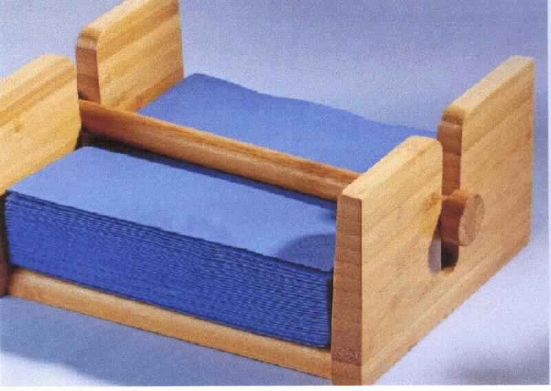 "Serviettenhalter, Art. 199-671"
- Behältnis aus einer rechteckigen Grundplatte und zwei Seitenwänden mit jeweils einer mittig 
  liegenden, u-förmigen Aussparung, aus nebeneinander und aufeinander verleimten Bambuslamellen,
  (Lagenholz) Abmessungen ca. 20,5 x 17,0 x 9,5 cm,
- zusammengesetzt mit einer in den Aussparungen liegenden hohlen Stange aus Edelstahl,
  zur Beschwerung der Servietten (nicht Gegenstand der VZTA), Abmessungen ca. 20,6 x 1,6 cm
- zur Verwendung bei Tisch.
(Abbildung siehe Anlage)

Der Charakter der Ware wird hinsichtlich der Bedeutung für die Verwendung durch das Holz bestimmt.

"Holzware zur Verwendung bei Tisch oder in der Küche, aus Bambus, weder Brotbretter, Schneidebretter und ähnliche Bretter noch Essstäbchen (zusammengesetzte Ware aus Holz -Charakter bestimmend- und unedlem Metall)"