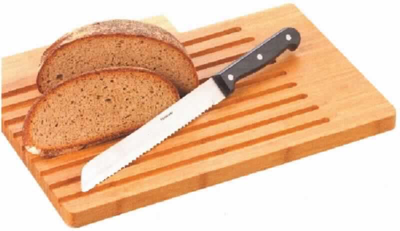 "Brotschneidebrett BEN"
- rechteckiges, flaches Brett aus aufeinander und nebeneinander verleimten Lamellen
  (Lagenholz) aus Bambus (lt. Antragsteller), mit abgerundeten Ecken und neun eingearbeiteten
  LängsrillenAbmessungen ca. 36 x 26 x 2 cm,
- zusammen mit einem Brotmesser mit Wellenschliffklinge gemeinsam verpackt in einem Karton,
- zur Verwendung bei Tisch oder in der Küche.
(Abbildung siehe Anlage)

Das Brotschneidebrett aus Holz bestimmt hinsichtlich der Bedeutung für die Verwendung, des Umfangs und des Wertes den Charakter der Warenzusammenstellung.

"Holzware zur Verwendung bei Tisch oder in der Küche, aus Bambus, Schneidebrett (Warenzusammenstellung in Aufmachung für den Einzelverkauf aus Brotschneidebrett aus Holz -charakterbestimmend- und Messer)"