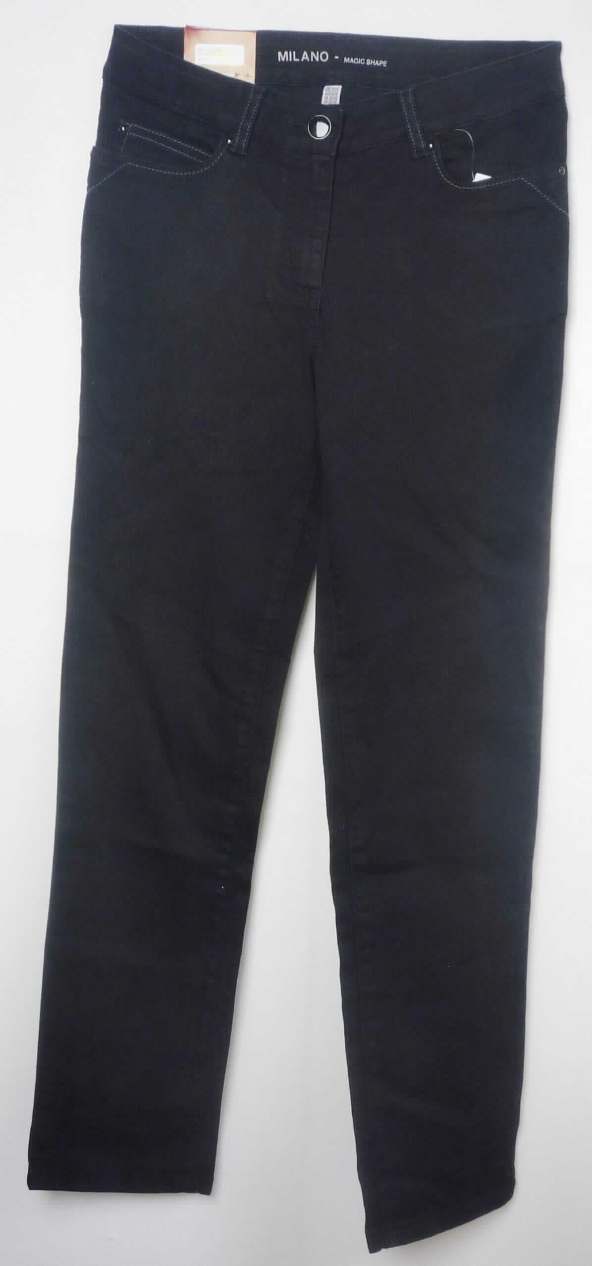 Lange Hose, sog. Damen Hose Milano magic shape, Art.-Nr. 5604-00, Größe 38, Foto siehe Anlage,
- aus ca. 0,8 mm dicken, einfarbigen Geweben (kein Denim) aus laut Antrag 78 % Baumwolle, 20 % Polyester und
  2 % Elastan (beides synthetische Chemiefasern),
- in der Taille abschließend, mit einem angesetzten Bund, mit Gürtelschlaufen,
- vorn mit einer Öffnung mit Reißverschluss und einer von rechts auf links mit einem Knopf zu schließenden Patte 
  (Frauenkleidung),
- vorn mit eingesetzten, offenen Taschen sowie mit aufgesetzten Gesäßtaschen,
- mit knöchellangen Hosenbeinen, 
- an den Beinabschlüssen durch Umschlagen und Festnähen gesäumt,
- keine Arbeits- und Berufskleidung.

"Lange Hose, aus Geweben, für Frauen, aus Baumwolle, keine Arbeits- und Berufskleidung, nicht aus Denim,
 Rippenschusssamt oder Rippenschussplüsch, nicht nach dem Batikverfahren handbedruckt"
