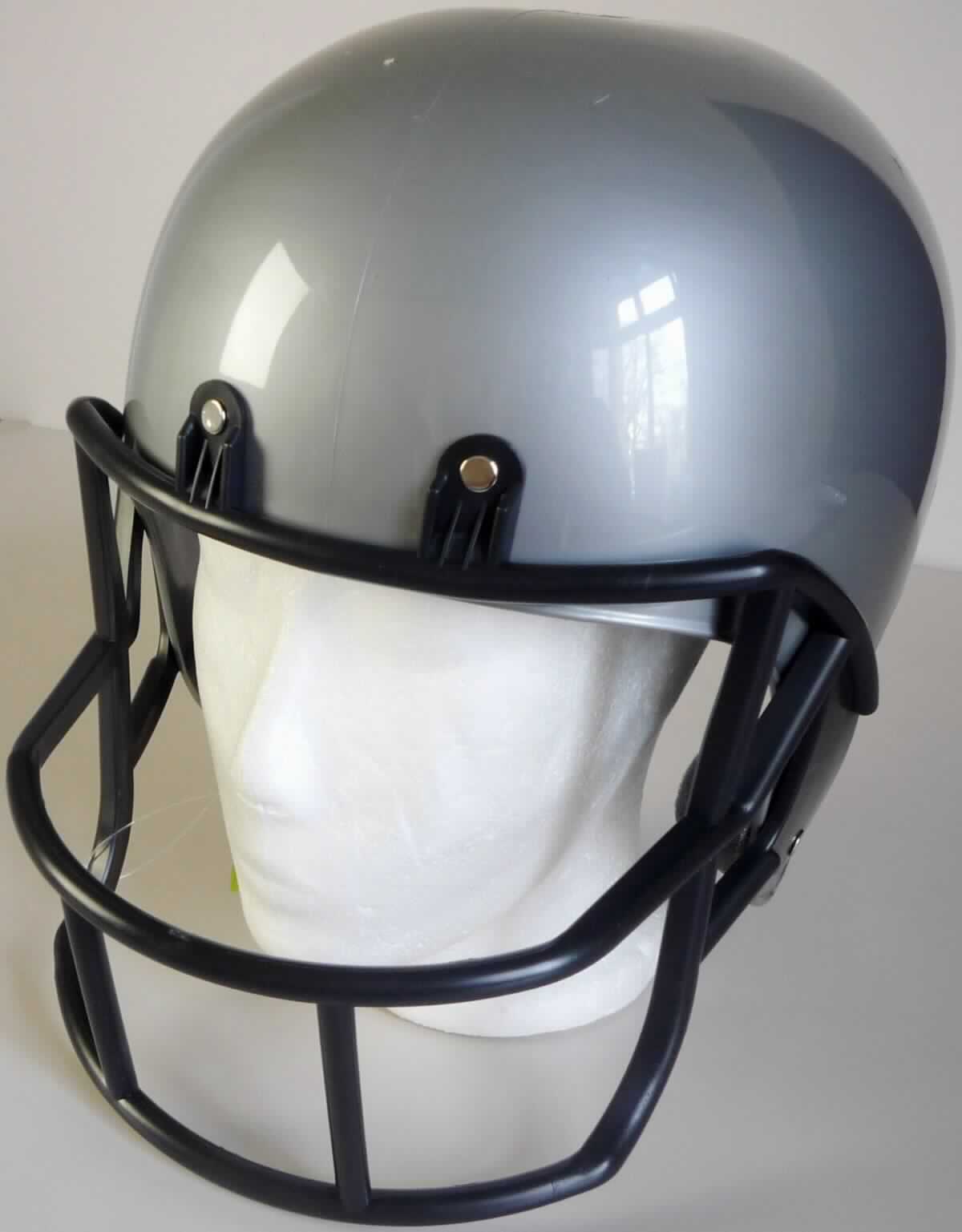 Kopfbedeckung, sog. größenverstellbarer Helm aus Kunststoff, Art.-Nr. 90790, Foto siehe Anlage,
- stellt die Nachbildung eines Football-Helms dar,
- aus einer Schale aus Kunststoff, die innen mit drei mit doppelseitigem Klebeband befestigten
  Schaumkunststoffpads und einem einfachen, verstellbaren "Kopfriemen" zur Anpassung an die Kopfgröße
  ausgestattet ist, 
- mit einem am Helm befestigten Gesichtsschutz (Gittervisier) aus Kunststoff ausgestattet,
- aufgrund der Ausstattung mit Schaumkunststoffpads, die den Tragekomfort verbessern und des verstellbaren
  "Kopfriemens" ist der Helm nicht mehr von einfachster "Bauart", so dass eine Einreihung als Karnevals-
   /Faschingsartikel in die Position 9505 ausgeschlossen ist,
- keine Sicherheitskopfbedeckung der Unterposition 6506 10, da der Helm über keinerlei Schutzfunktion für
  Sportzwecke verfügt.

"Kopfbedeckung, ausgestattet, keine Sicherheitskopfbedeckung, aus Kunststoff"