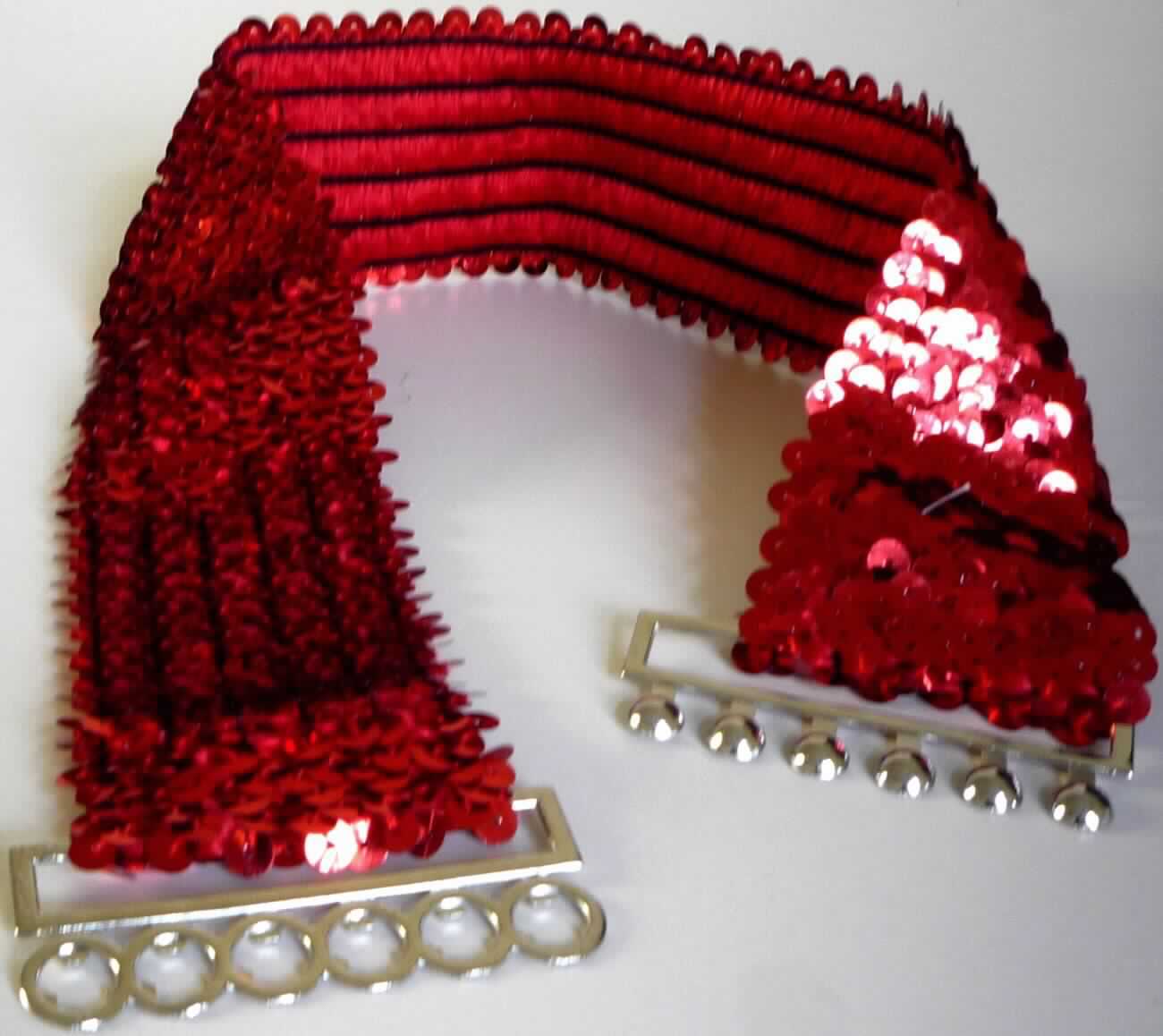 Gürtel, sog. Paillettengürtel rot mit Metallschnalle, Art.-Nr. 92394, Foto siehe Anlage,
- mit einer Gesamtlänge von ca. 51 cm und einer Gesamtbreite von ca. 6,5 cm,
- aus einem gummielastischen Kettengewirke aus Spinnstoffen, mit eingearbeiteten Garnen, die mit Pailletten aus 
  augenscheinlich Kunststoff verziert sind,
- mit einer Schnalle aus unedlem Metall,
- durch Zusammenfügen konfektioniert,
- wird als Ziergürtel um die Taille getragen,
- individuelles (selbstständiges) Einzelstück, das eine Ergänzung von Kleidung darstellt, 
- besitzt aufgrund der Beschaffenheit und aufwendigen Gestaltung einen tatsächlichen Gebrauchswert als Gürtel, 
  somit keine Ware der Position 9505.

"Anderes konfekioniertes Bekleidungszubehör (Gürtel), aus gummielastischen Gewirken"