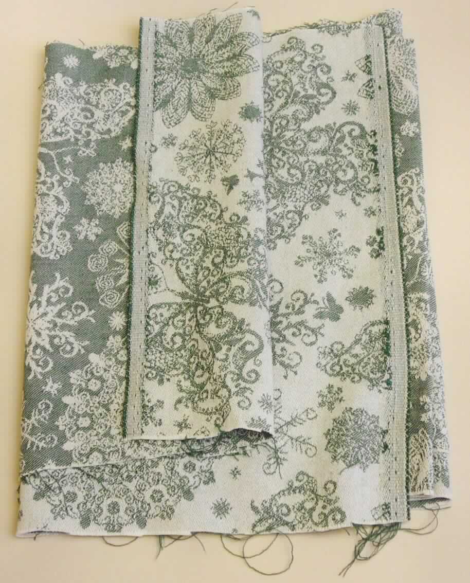 Gewebe, sog. Jacquard-Stoff, Foto siehe Anlage,
- als Meterware,
- mit einer Breite von ca. 170 cm,
- aus laut Antrag:
-- 100 GHT Baumwolle,
-- mit einem Quadratmetergewicht von 205 g,
- buntgewebt,
- in Musterbindung (weder Leinwand- noch Köperbindung).

"Gewebe aus Baumwolle, mit einem Anteil an Baumwolle von mehr als 85 GHT und einem Quadratmetergewicht
 von mehr als 200 g, buntgewebt, anderes als in den Unterpositionen 5209 41 bis 5209 43 genannte"