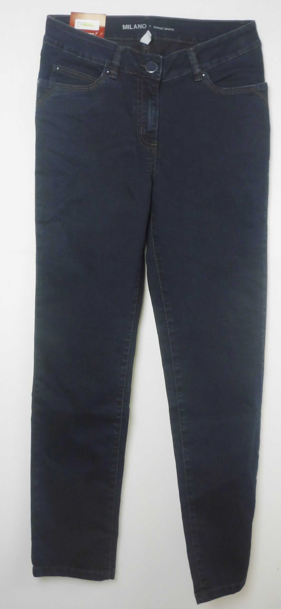 Lange Hose, sog. Hose Milano magic Shape, Art.-Nr. 5603-00, Größe 38, Foto siehe Anlage,
- aus ca. 0,8 mm dicken, buntgewebten Geweben (kein Denim) aus laut Antrag 98 % Baumwolle und 2 % Elastan 
  (synthetische Chemiefasern),
- in der Taille abschließend; mit einem angesetzten, ca. 4 cm breiten Taillenbund mit Gürtelschlaufen,
- vorn mit einer kurzen Öffnung mit Reißverschluss mit Patte von rechts über links (Frauenkleidung) und einem 
  Knopfverschluss im Bund,
- im Stil einer Five-Pocket-Jeans gearbeitet; vorn mit zwei eingesetzten, offenen Taschen und einer zusätzlichen 
  kleinen Tasche ausgestattet sowie im Gesäßbereich mit zwei aufgesetzten, offenen Taschen,
- mit knöchellangen Hosenbeinen, 
- an den Beinabschlüssen durch Umschlagen und Festnähen gesäumt,
- keine Arbeits- und Berufskleidung.

"Lange Hose, aus Geweben, für Frauen, aus Baumwolle, keine Arbeits- und Berufskleidung, nicht aus Denim,
 Rippenschusssamt oder Rippenschussplüsch, nicht nach dem Batikverfahren handbedruckt"