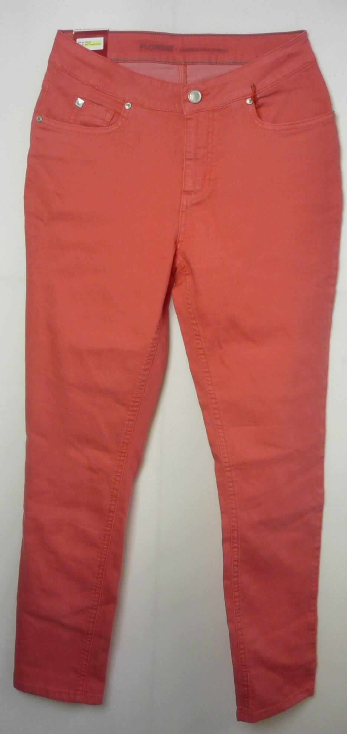 Lange Hose, sog. Damen Jegging Florenz, Artikel-Nr. 3632-09, Größe 38, Foto siehe Anlage,
- aus ca. 0,7 mm dicken, buntgewebten, köperbindigen Geweben (Denim) aus laut Antrag 80 % Baumwolle, 
  18 % Polyester und 2 % Elasthan (beides synthetische Chemiefasern),
- in der Taille abschließend, mit einem angesetzten, ca. 4 cm breiten Taillenbund,
- vorn mit einer Öffnung mit Reißverschluss und einer von links auf rechts mit einem Knopf zu schließenden Patte 
  (Männerkleidung), 
- in der Art einer Five-Pocket-Jeans gearbeitet; vorn mit zwei eingesetzten, offenen Taschen und einer aufgesetzten
  kleinen Tasche sowie mit zwei aufgesetzten, offenen Gesäßtaschen,
- mit knöchellangen Hosenbeinen, 
- an den Beinabschlüssen durch Umschlagen und Festnähen gesäumt,
- keine Arbeits- und Berufskleidung.

"Lange Hose, aus Geweben, für Männer, aus Baumwolle, keine Arbeits- und Berufskleidung, aus Denim"