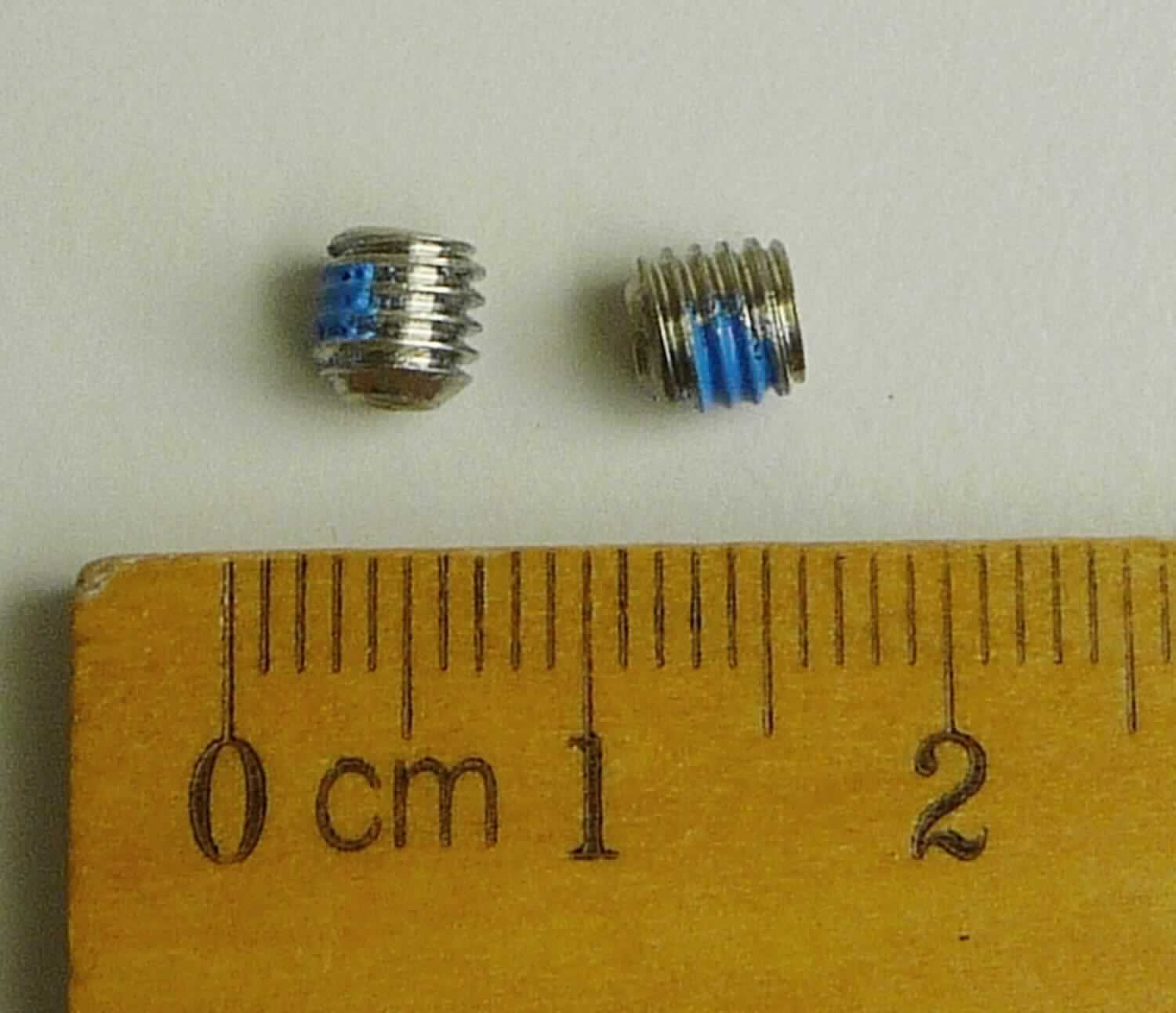 Es handelt sich um massive, zylindrische, aus nicht rostendem Stahl gefertigte Erzeugnisse, die über die gesamte Länge (5 mm) mit einem metrischen Außengewinde (M5) ausgestattet sind. Ein Ende der Erzeugnisse ist zu einem Innensechskant ausgearbeitet und das andere Ende mit einer Ringschneide versehen. Das Gewinde ist über etwa drei Gewindegänge mit einem lackähnlichen Überzug (mikroverkapselter Klebstoff) ausgestattet. 
- Antragstellerangaben -

Abbildung siehe Anlage.

Derartige Erzeugnisse gehören als "andere Bolzen aus nicht rostendem Stahl, mit Gewinde, ohne Kopf" zum TARIC-Code 7318 1535 90.