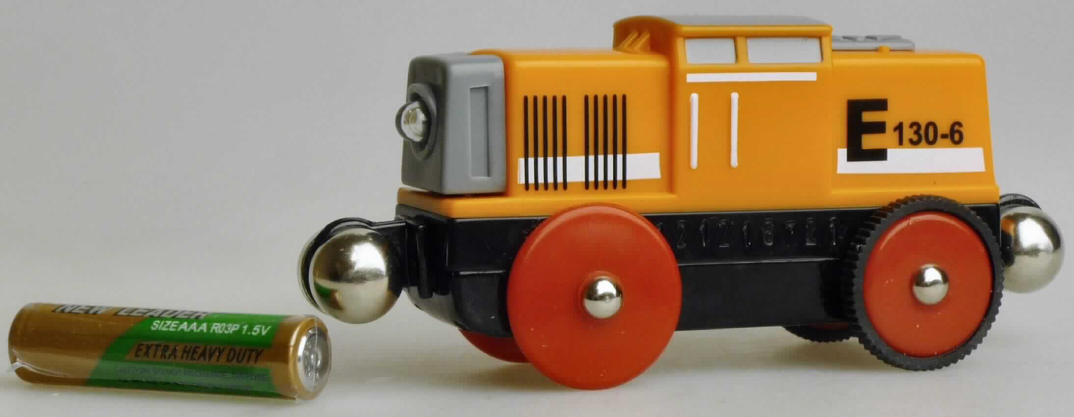 Es handelt sich um eine ca. 10 x 3 x 4 cm (L x B x H) große, orangefarbene, batteriebetriebene Rangierlokomotive mit vier Rädern. Die Lokomotive besitzt eine Vorwärts-, Rückwärts- und Stoppfunktion und ist an der Vorderseite mit einem kleinen Licht versehen.

Die Ware dient im Wesentlichen der spielerischen Unterhaltung von Kindern, ist auf einer bunt bedruckten Pappunterlage aufgemacht und als "Spielzeug in Form einer elektrischen Eisenbahn" einzureihen.