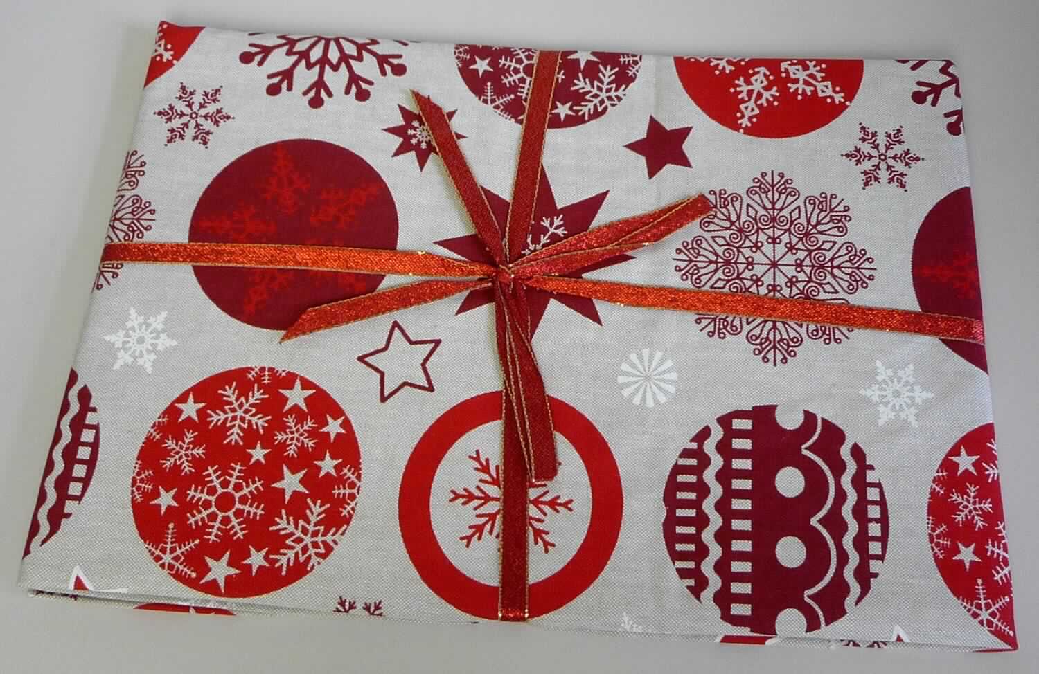 Tischwäsche, sog. Christbaumdecke, Foto siehe Anlage,
- lt. Antrag in einem Polybeutel mit bedrucktem Pappeinleger verpackt; zusätzlich mit einem Band aus Geweben
  zusammengebunden,
- rund; lt. Antrag mit einem Durchmesser von 100 cm,
- aus einem einseitig mit Sternen und Flockensymbolen bedruckten (nicht nach dem Batikverfahren handbedruckt)
  Gewebe aus lt. Antrag 100 % Baumwolle,
- an den Rändern durch Überwendlichnaht gesäumt (somit konfektioniert), 
- wird üblicherweise gewaschen und kennzeichnet sich insbesondere aufgrund des Materials und der Ausstattung 
  als Tischwäsche,
- wird als Tischwäsche nicht vom Warenkreis der Position 6304 erfasst,
- stellt sich aufgrund der Gestaltung nicht erkennbar als Unterlage für einen Christbaum dar und weist einen 
  eigenen Gebrauchswert als Tischwäsche auf (somit keine Ware der Position 9505).


"Tischwäsche, aus Spinnstoffen, aus Geweben, aus Baumwolle, nicht nach dem Batikverfahren handbedruckt"