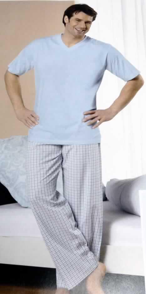 Schlafanzug für Männer, sog. Herren Pyjama blau, Nan 0873587 Kat 1307, Größe L, siehe Foto
- Oberteil und Unterteil sind gemeinsam in einem Polybeutel für den Einzelverkauf 
  aufgemacht,
- insbesondere nach der Ausstattung der Hose (Öffnung und Verschlusssystem) erkennbar dazu 
  bestimmt, ausschließlich oder im Wesentlichen als Nachtkleidung im Bett getragen zu werden,
- Oberteil:
-- aus 0,5 mm dicken, einfarbigen Gewirken aus laut Antrag 100 % Baumwolle, 
-- mit einem V-förmigen Halsausschnitt mit gerippt gewirkter Randeinfassung, 
-- mit kurzen Ärmeln,
-- über die Taille reichend (Rückenlänge: 79 cm),
-- an den Ärmelenden und am unteren Rand gesäumt,
- lange Hose:
-- aus 0,3 mm dicken, buntgewebten Geweben aus laut Antrag 100 % Baumwolle,
-- in der Taille abschließend; mit einem durchgehenden, elastischen Taillenbund mit flachem 
   Kordelzug, darunter mit einer kurzen Öffnung mit Knopfverschluss von links auf rechts 
   (Männerkleidung),
-- mit knöchellangen Hosenbeinen,
-- an den Beinabschlüssen gesäumt,
- die Gewirke bestimmen im Hinblick auf den Wert den Charakter, die Gewebe sind hinsichtlich 
  des Umfangs charakterbestimmend, somit verleiht keines der beiden Flächenerzeugnisse der 
  Ware ihren wesentlichen Charakter; sie ist damit der von den gleichermaßen in Betracht 
  kommenden Positionen (6107 oder 6207) der in der Nomenklatur zuletzt genannten zuzuweisen.

"Schlafanzug, aus Geweben und aus Gewirken, für Männer, aus Baumwolle 
 (charakterbestimmender Stoff nicht ermittelbar)"
