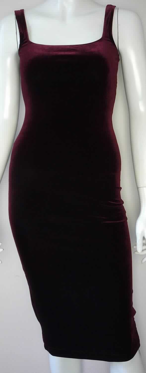 Kleid, sog. Strick Minikleid, Art. RSAVV306, Größe M, Foto siehe Anlage,
- aus ca. 1,2 mm dicken, einfarbigen Samtgewirken aus laut Antrag 90 % Polyester und 10 % Elasthan (beides 
  synthetische Chemiefasern),
- über die Knie reichend (Rückenlänge: ca. 106 cm),
- mit ca. 3 cm breiten Schulterträgern,
- ohne Öffnung und ohne Verschluss,
- am unteren Rand durch Umschlagen und Festnähen gesäumt; hinten mit einem ca. 17 cm hochreichenden Schlitz,
- kann aufgrund der Länge ohne ein weiteres, den Unterkörper bedeckendes Kleidungsstück getragen werden.

"Kleid, aus Gewirken, für Frauen, aus synthetischen Chemiefasern"