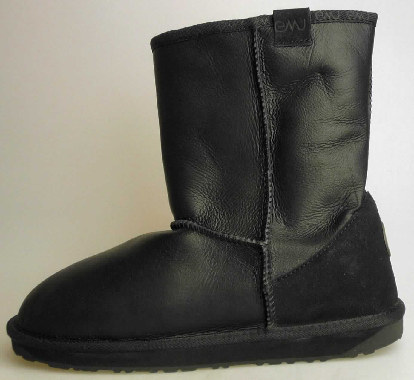 Stiefel (lt. Antrag: "Männerstiefel Townsend M10715", Foto siehe Anlage) 
- mit Laufsohlen aus (lt. Antrag) Kautschuk,
- mit Oberteil (geschlossenes Blatt) aus Pelzfell (den größten Teil der Außenfläche bildend) und Leder,
- an der Einschlupföffnung und am Übergang zur Sohle mit Randeinfassungen aus Spinnstoff,
- mit zwei aufgesetzten Firmenemblemen,
- mit Innensohle aus Pelzfell

"Schuhe mit Laufsohlen aus Kautschuk und Oberteil aus Pelzfell"