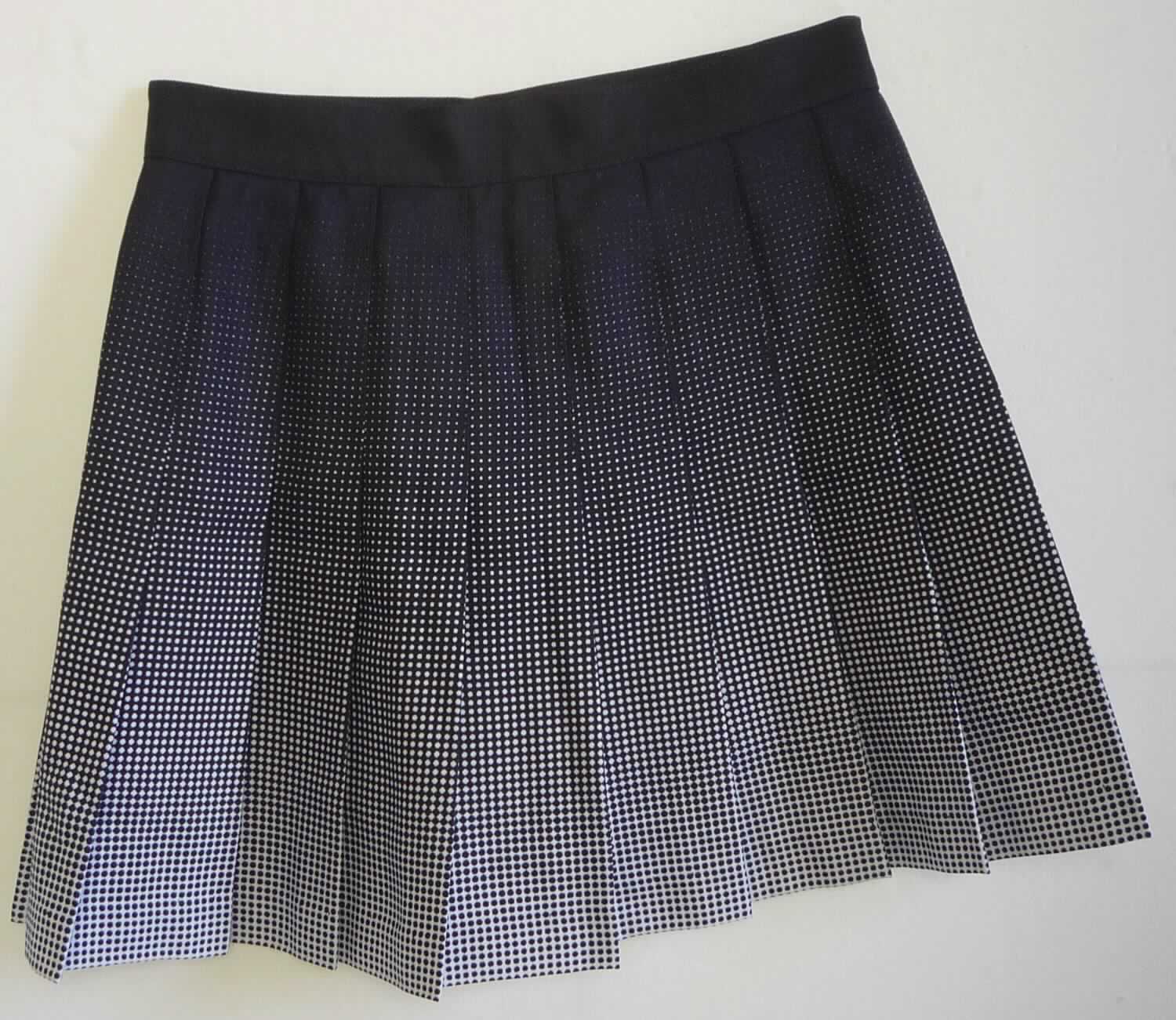 Rock, Art. RSAGB300P, Größe S, Foto siehe Anlage,
- aus ca. 0,4 mm dicken, maschinell bedruckten Geweben aus lt. Antrag 100 % Polyester (synthetische 
  Chemiefasern),
- über den Schritt reichend (Seitenlänge: ca. 34 cm),
- in der Taille abschließend, mit einem ca. 3,5 cm breiten, angesetzten Bund,
- hinten mit einer ca. 19 cm langen Öffnung mit Reißverschluss und einem Knopfverschluss im Bund, 
- am unteren Rand durch Umschlagen und Festnähen gesäumt,
- kann ohne ein weiteres, den Unterkörper bedeckendes Kleidungsstück getragen werden.

"Rock, aus Geweben, für Frauen, aus synthetischen Chemiefasern, nicht nach dem Batik-Verfahren 
 handbedruckt"