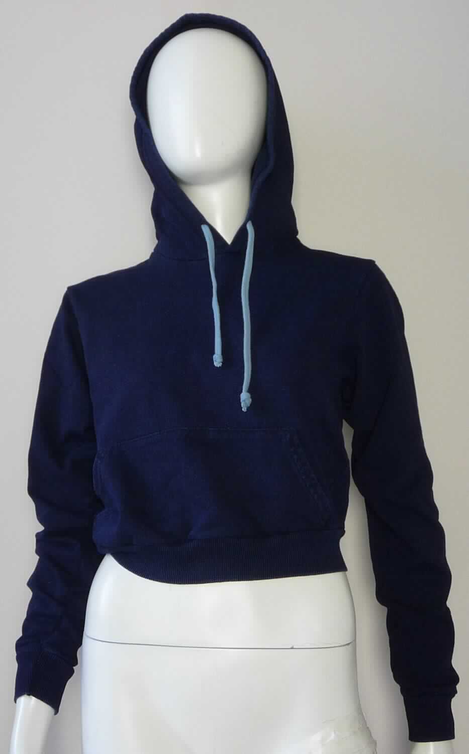 Blousonähnliches Kleidungsstück, sog. Strick Croptop für Frauen, RSAHIT3120, Größe S, Foto siehe Anlage,
- aus ca. 1,4 mm dicken, buntgewirkten Gewirken (melierte Garne) aus laut Antrag 100 % Baumwolle,
- über die Taille reichend (Rückenlänge: ca. 47 cm),
- mit einer Kapuze mit Kordelzug und Überlappung der Kapuzenränder von links über rechts (Männerkleidung),
- ohne Öffnung und ohne Verschluss,
- mit langen Ärmeln, die über den unteren Rand des Kleidungsstücks hinausreichen; an den Ärmelenden
  mit gerippt gewirkten, verengenden Bündchen,
- vorn mit einer großen, aufgesetzten Tasche (sog. Kängurutasche) im Bereich der Taille,
- am unteren Rand mit einem angesetzten, gerippt gewirkten, verengenden Bund,
- erfüllt die Merkmale zur Einreihung als blousonähnliches Kleidungsstück, somit keine Ware der Position 6114. 

"Blousonähnliches Kleidungsstück, aus Gewirken, für Männer, aus Baumwolle"