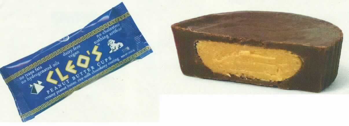 Angaben des Antragstellers:
Zusammensetzung: Schokolade, rein pflanzlich, Zutaten: Erdnüsse, unraffinierter Rohrzucker, Palmkernöl, Kakaopulver, Reispulver (Reissirup, Reisstärke, Reismehl, Carrageen), Soja, Lecithine, Salz
Kennzeichnung laut Abbildung (Auszug): "Cleo's peanut butter cups creamy peanut butter, rice-milk chocolatey coating no trans fats no hydrogenated oil dairy free vegan no cholesterol nothing artificial"
Verwendung: Wiederverkauf
Handelsübliche Maßeinheit: 2 runde (Durchmesser 4,5 cm Höhe 1,5 cm), gefüllte Schokoladenerzeugnisse in bedruckter Folie verschweißt, Gewicht einer Verkaufeinheit: 43g.

Zur Begutachtung lag keine Warenprobe vor. Eine Abbildung von der Verpackung und der Ware wurde vorgelegt.

Befund:
Die Einreihung erfolgt auf der Grundlage der Antragsangaben. Nach den Angaben des Antrags liegt ein gefülltes Schokoladenerzeugnis vor.

Schokolade und andere kakaohaltige Lebensmittelzubereitungen: andere: Schokolade und Schokoladenerzeugnisse: andere: gefüllt.
