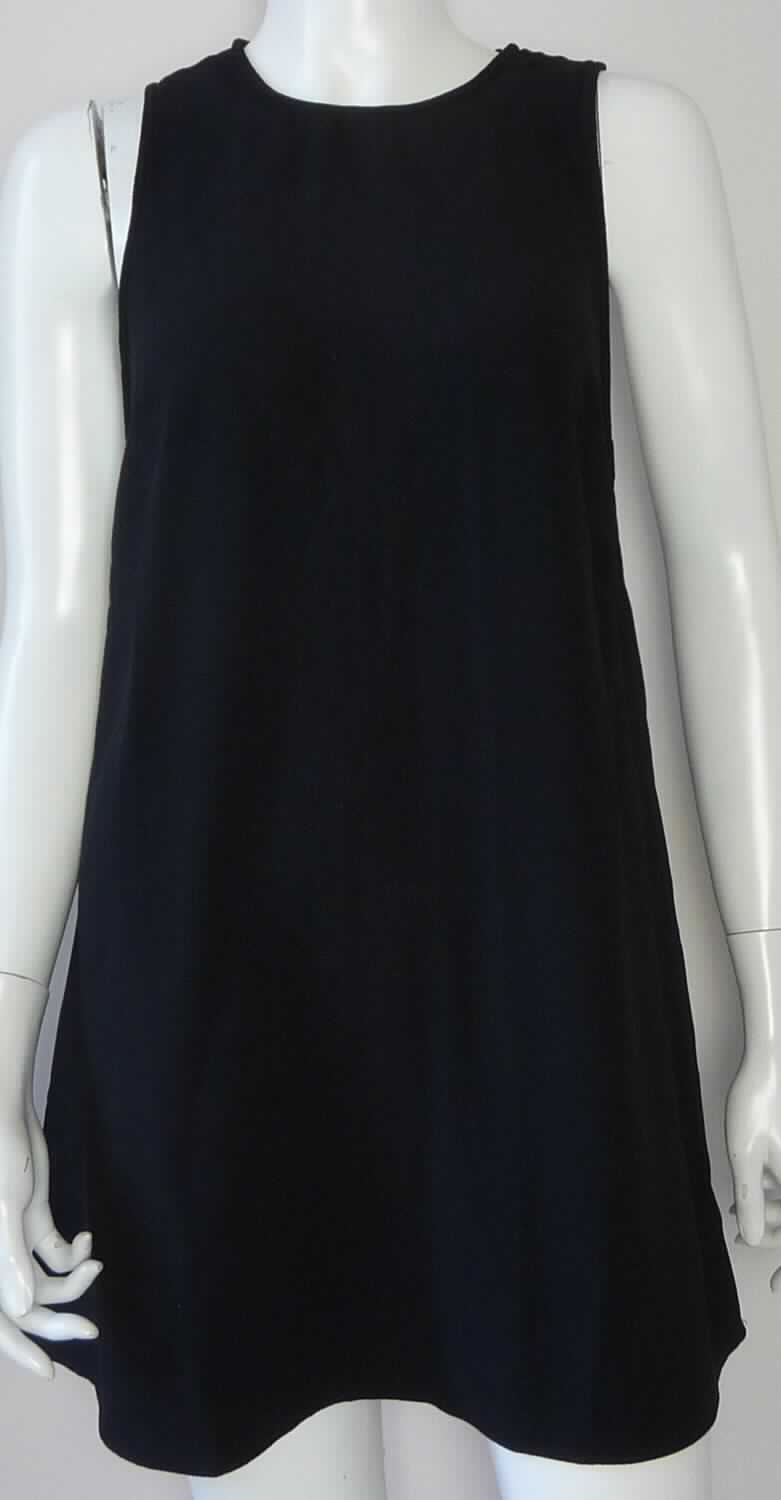 Kleid, Art. RSACRP3209, Größe S, Foto siehe Anlage,
- aus ca. 0,6 mm dicken, einfarbigen Geweben aus lt. Antrag 95 % Polyester und 5 % Elasthan (beides 
  synthetische Chemiefasern)
- über den Schritt reichend (Rückenlänge: ca. 80 cm), 
- mit einem runden Halsausschnitt,
- hinten mit einer kurzen Öffnung mit Knopfverschluss,
- ärmellos, 
- am unteren Rand durch Umschlagen und Festnähen gesäumt,
- kann aufgrund der Länge ohne ein weiteres, den Unterkörper bedeckendes Kleidungsstück getragen werden,

"Kleid, aus Geweben, für Frauen, aus synthetischen Chemiefasern"