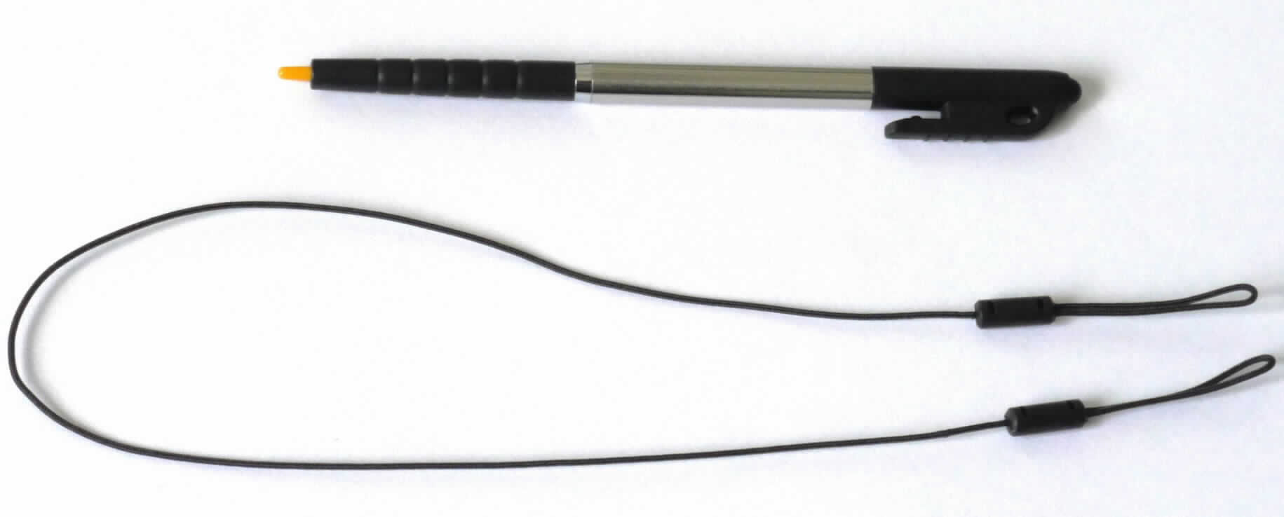 Es handelt sich bei dem sog. "Motorola stylus pen, VPN: Stylus-0002-03R" um eine noch nicht zusammengesetzte Ware in Form eines Eingabestiftes mit Spitze aus Kunststoff für berührungsempfindliche Bildschirme (hier resistive). Der sogenannte Touch-Pen ist ca. 10 cm lang und ist mit einer Schlaufe ausgestattet, die durch eine am Stift befindliche Öse einzufädeln ist. 

Die Erzeugnisse sind im 3er-Set in einer bedruckten Plastiktüte aufgemacht. 

Die Ware wird als "anderer Stift, kein Kugelschreiber und kein Stift mit poröser Spitze" eingereiht.