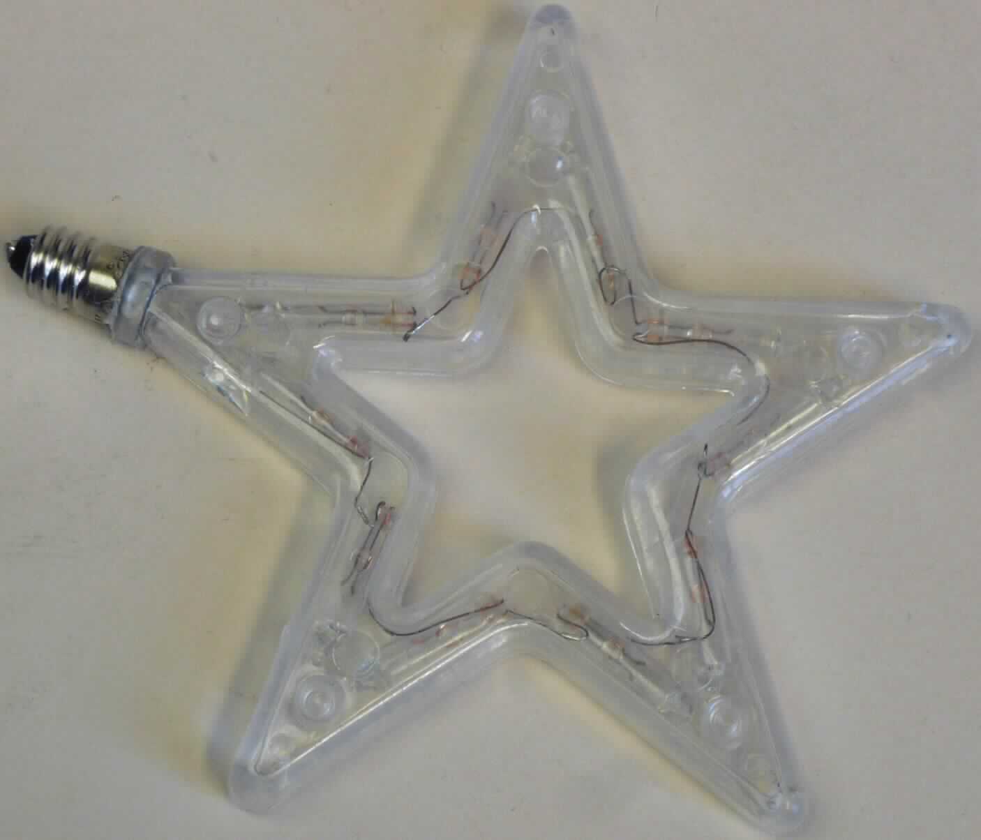 Sog. "Ersatz-Stern, Art.-Nr. 983432", in Form eines ca. 10 cm großen, fünfzackigen, transparenten Sterns aus Kunststoff, in dem sich 10 klare Pisello-Brennstellen befinden. 
Das Erzeugnis ist an einem der Zacken mit elektrischer Ausstattung in Form eines Schraubgewindes (E 10 Sockel) ausgestattet, mit dem der Ersatzstern in eine Lampanfassung gedreht werden kann.
Die Ware, die für sich betrachtet bereits einen Beleuchtungskörper darstellt, ist als Ersatzstern für eine Sternenlichterkette bestimmt.
Das Erzeugnis ist in einer Blisterverpackung aufgemacht.

Der sog. Ersatz-Stern ist als "anderer als von den Unterpositonen 9405 10 bis 9405 30 erfasster, elektrischer Beleuchtungskörper, anderweit weder genannt noch inbegriffen, aus Kunststoff, von der mit Glühlampen verwendeten Art" einzureihen.