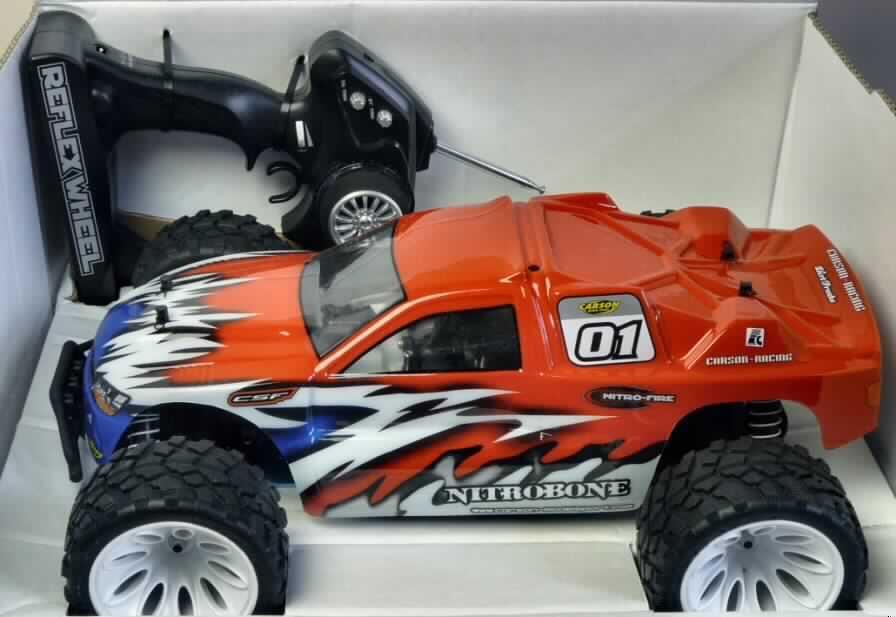Die in einem Schaukarton für den Einzelverkauf aufgemachte Warenzusammenstellung "Nitro Bone RTR-CV-10" beinhaltet im Wesentlichen
- das fahrfertige, ca. 40 x 29 x 15,9 cm (LxBxH) große, ca. 2300 g schwere, mit einem 2,5 ccm Force-Nitromotor betriebene RC-Verbrenner-Modell eines Truggys (Maßstab 1:10; charakterbestimmender Bestandteil insbesondere im Hinblick auf die Bedeutung für die Verwendung) aus Kunststoff (charakterbestimmendes Material aufgrund des Umfangs und des äußeren Erscheinungsbildes) und
- eine Funkfernsteuerung (27 MHz).
Das Modell ist mit einer Karosserie aus weichem Kunststoff, Kunststoffrädern sowie einem CV-10-Chassis, im Wesentlichen aus Kunststoff mit einer blau eloxierten Aluminiumplatte mit abgesenkten Schrauben bestehend, ausgestattet.
 
Das Set dient der Unterhaltung von Jugendlichen und Erwachsenen.

Die Warenzusammenstellung ist als "anderes als zuvor von der Position 9503 erfasstes Spielzeugmodell, mit eingebautem Motor, aus Kunststoff" einzureihen.