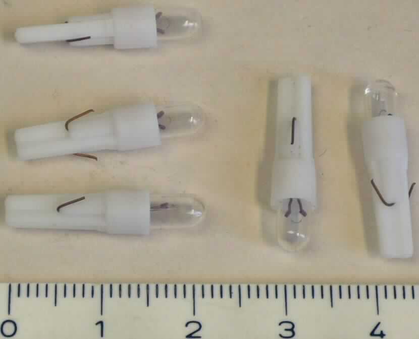 Glühlampe,
- aus einem Wolframglühdraht in einem Kunststoffgehäuse mit klarsichtiger Kuppel und Stecksockel
  (Gesamtlänge ca. 22 mm), 
- für eine Spannung von 2,4 Volt, bei einer Leistung von 0,180 Watt
- zu fünf Stück aufgemacht auf einer Blisterpackung,
- zur Verwendung als Leuchtmittel z. B. für Lichterketten im Innenbereich.
(Abbildung s. Anlage)

"Elektrische Glühlampe, keine Wolfram-Halogen-Glühlampe, für eine Spannung von weniger als 100 V,
 nicht von der für Krafträder und andere Kraftfahrzeuge verwendeten Art, nicht für die Beleuchtung für
 bestimmte Luftfahrzeuge."