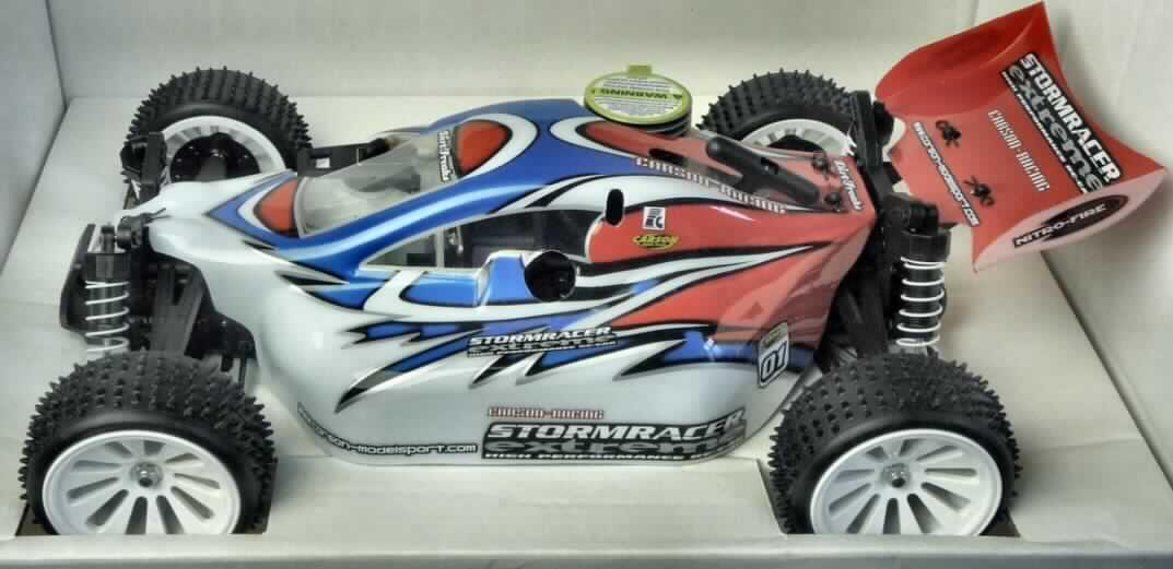 Das in einem Schaukarton für den Einzelverkauf aufgemachte Fahrzeug "Stormracer Extreme CV-10B" stellt das fahrfertige, ca. 41 cm x 25,5 cm x 14,5 cm (LxBxH) große, ca. 1750 g schwere, mit einem 2,5 ccm Force-Nitromotor betriebene, funkferngesteuerte (Funkfernsteuerung im Lieferumfang nicht enthalten) RC-Verbrenner-Modell eines Buggys (Maßstab 1:10; charakterbestimmender Bestandteil insbesondere im Hinblick auf die Bedeutung für die Verwendung) aus Kunststoff (charakterbestimmendes Material aufgrund des umfangs und äußeren Erscheinungsbildes) dar.
Das Modell ist mit einer Karosserie aus silbergrauem, weichem Kunststoff, Kunststoffrädern sowie einem Chassis aus im Wesentlichen Kunststoff und einer blau eloxierten Aluminiumplatte mit abgesenkten Schrauben bestehend, ausgestattet.
 
Das Erzeugnis dient der Unterhaltung von Jugendlichen und Erwachsenen.

Die Ware ist als "anderes als zuvor von der Position 9503 erfasstes Spielzeugmodell, mit eingebautem Motor, aus Kunststoff" einzureihen.
