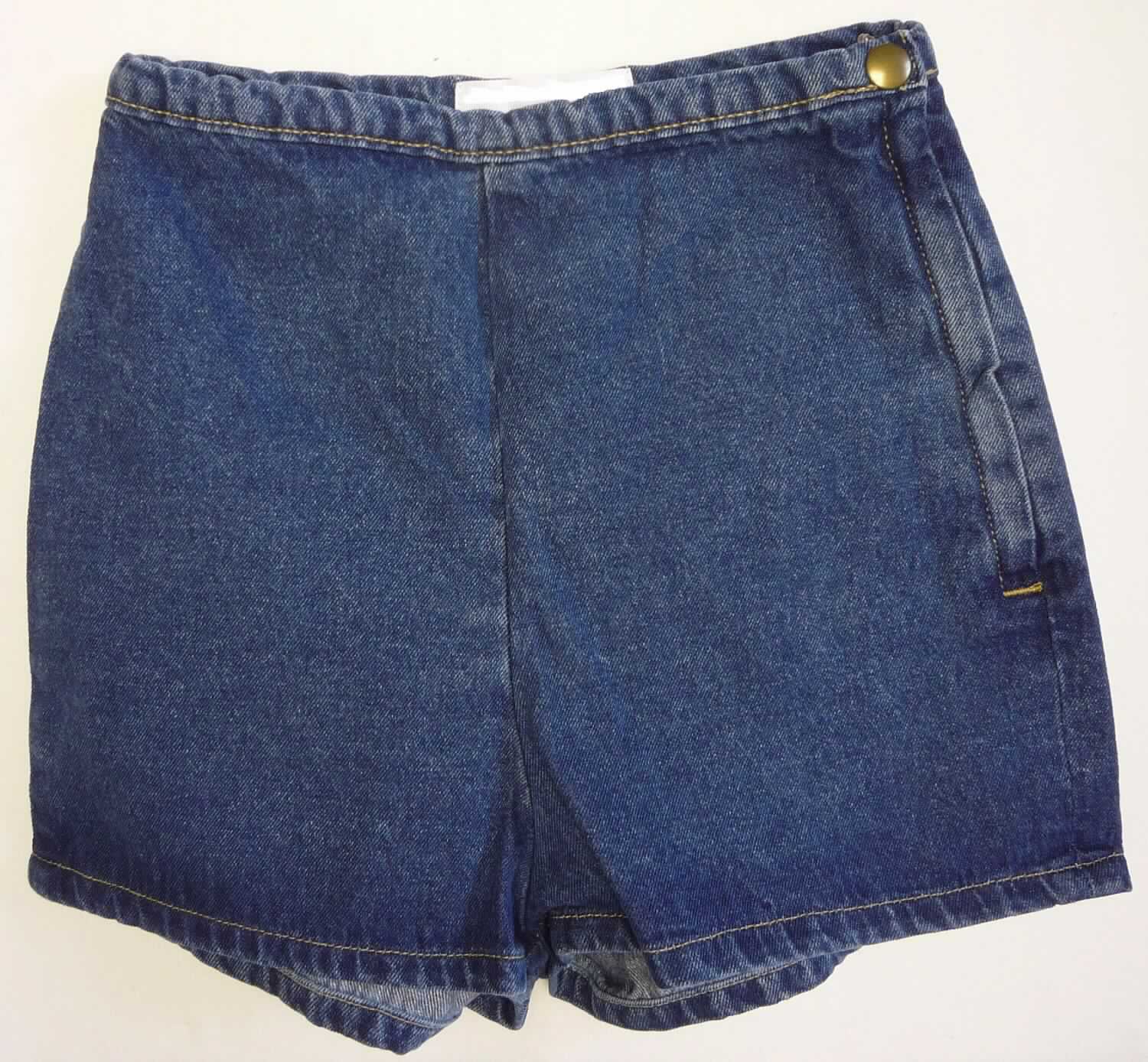 Kurze Hose, sog. gewebte Short, Art. RSADM305, Größe S, Foto siehe Anlage,
- aus ca. 0,9 mm dicken, buntgewebten Denimgeweben aus laut Antrag 100 % Baumwolle,
- in der Taille abschließend mit einem angesetzten, ca. 2 cm breiten Bund,
- seitlich mit einer Öffnung mit Reißverschluss und im Bund mit einem Drucknopfverschluss von rechts über links 
  (Frauenkleidung),
- mit kurzen Hosenbeinen, die nicht die Knie bedecken (Seitenlänge: ca. 29 cm),
- an den Beinabschlüssen durch Umschlagen und Festnähen gesäumt.

"Kurze Hose, aus Geweben, für Frauen, aus Baumwolle, nicht nach dem Batik-Verfahren handbedruckt"