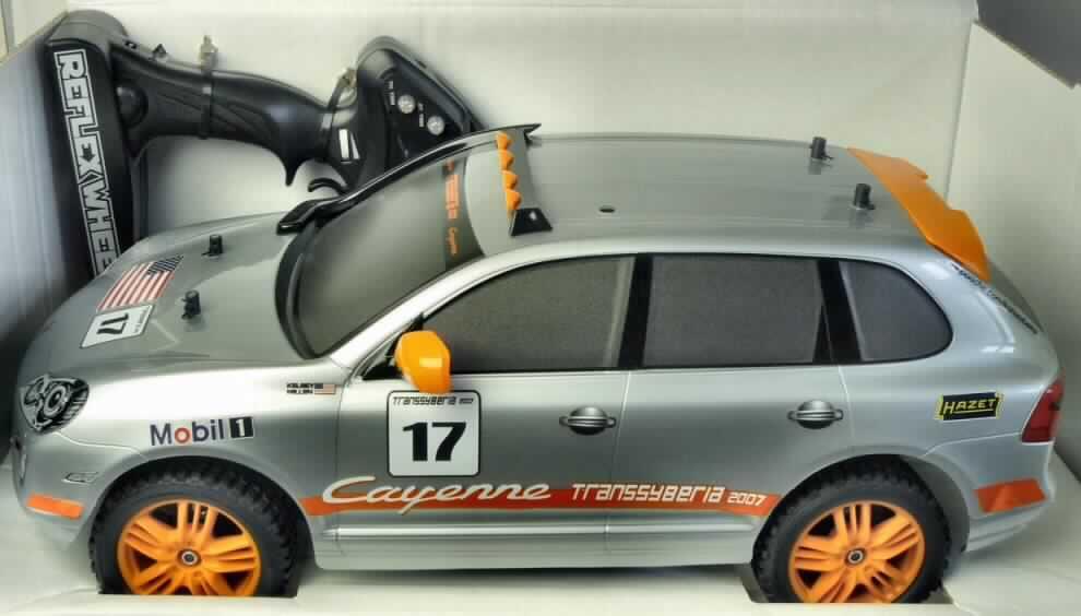 Die in einem Schaukarton für den Einzelverkauf aufgemachte Warenzusammenstellung "Porsche Cayenne S - Transsyberia 2007" beinhaltet im Wesentlichen
- das fahrfertige, ca. 38 cm x 18,5 cm x 12,5 cm (LxBxH) große, ca. 2200 g schwere, mit einem 2,5 ccm Force-Nitromotor betriebene RC-Verbrenner-Modell eines Rennwagens (Maßstab 1:10; charakterbestimmender Bestandteil insbesondere im Hinblick auf die Bedeutung für die Verwendung) aus Kunststoff (charakterbestimmendes Material aufgrund des umfangs und äußeren Erscheinungsbildes) und
- eine Funkfernsteuerung (3-Kanal-Pistolengriff-Fernsteuersystem 40 MHz).
Das Modell ist mit einer Karosserie aus silbergrauem, weichem Kunststoff, Kunststoffrädern sowie einem CV-10-Kunststoff-Wannenrahmen-Chassis mit blau eloxierter Aluminiumplatte mit abgesenkten Schrauben ausgestattet. 
 
Das Set dient der Unterhaltung von Jugendlichen und Erwachsenen.

Die Warenzusammenstellung ist als "anderes als zuvor von der Position 9503 erfasstes Spielzeugmodell, mit eingebautem Motor, aus Kunststoff" einzureihen.