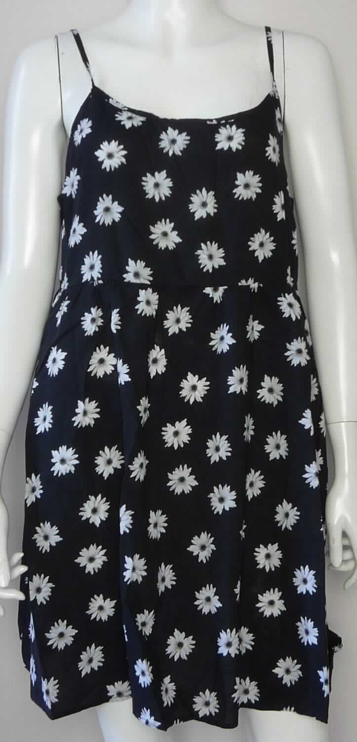 Kleid, Art. RSARCH318P, Größe M/L, Foto siehe Anlage,
- aus ca. 0,3 mm dicken, maschinell bedruckten Geweben aus laut Antrag 100 % Viskose (künstliche 
  Chemiefasern),
- über den Schritt reichend (Rückenlänge: ca. 85 cm),
- mit schmalen Spaghettiträgern,
- ohne Öffnung und ohne Verschluss,
- am unteren Rand durch Umschlagen und Festnähen gesäumt,
- kann ohne ein weiteres, den Unterkörper bedeckendes Kleidungsstück getragen werden.

"Kleid, aus Geweben, für Frauen, aus künstlichen Chemiefasern, nicht nach dem Batik-Verfahren handbedruckt"
