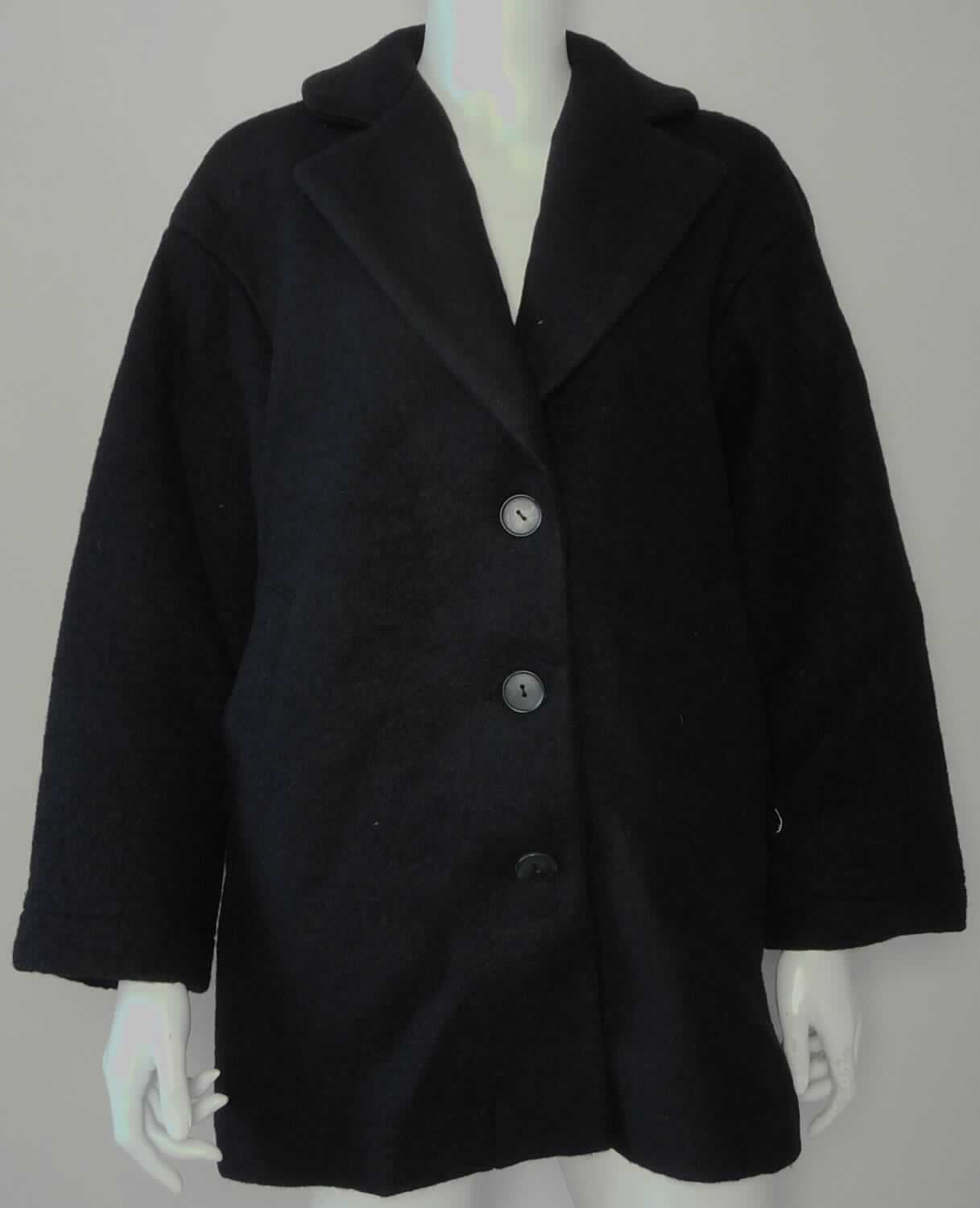 Strickjacke, sog. Wollmantel, Art. RSABW3158, Größe XXS, Foto siehe Anlage,
- aus ca. 2,6 mm dicken, beidseitig gerauten Gewirken aus laut Antrag 65 % Wolle und 35 % Polyester 
  (synthetische Chemiefasern), 
- ungefüttert (u. a. deshalb keine Jacke der Position 6104),
- über den Schritt reichend (Rückenlänge: ca. 78 cm), 
- mit einem Reverskragen,
- vorn mit einer durchgehenden Öffnung mit Knopfverschluss von rechts über links (Frauenkleidung),
- mit langen Ärmeln, 
- mit zwei eingesetzten, offenen Taschen unterhalb der Taille,
- an den Ärmelenden und am unteren Rand durch Umschlagen und Festnähen gesäumt,
- wird im Allgemeinen nicht als äußerstes Kleidungsstück über jeder anderen Kleidung und zum Schutz
  gegen das Wetter getragen, somit keine Ware der Position 6102,
- aufgrund des verwendeten Flächenerzeugnisses keine Ware des Kapitels 62.

"Strickjacke, aus Gewirken, aus Wolle, für Frauen"