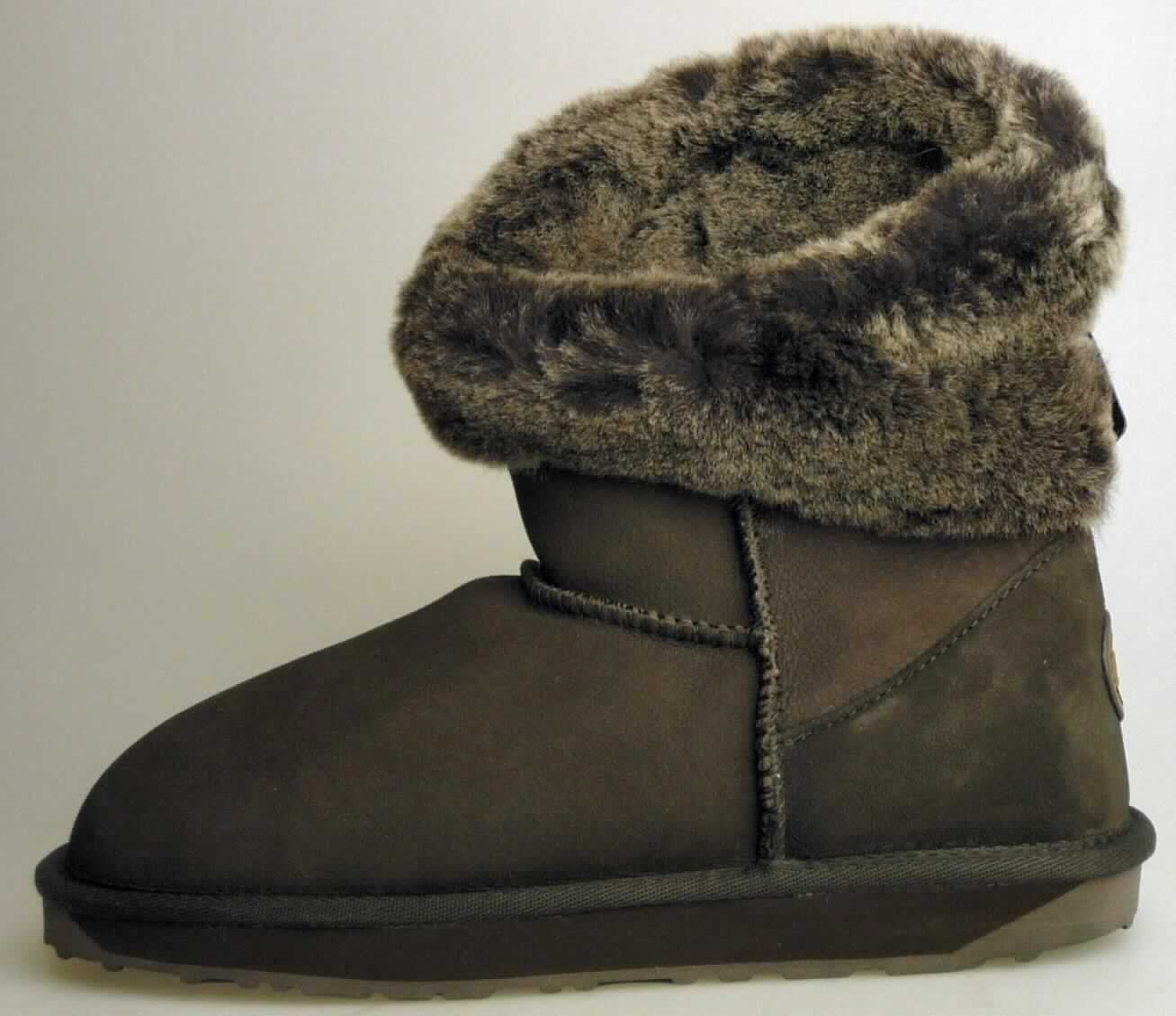 Stiefel (lt. Antrag: "Frauenschuh Cooloola W10691", Foto siehe Anlage) 
- mit Laufsohlen aus (lt. Antrag) Kautschuk,
- mit Oberteil (geschlossenes Blatt) aus Pelzfell (den größten Teil der Außenfläche bildend) und Leder,
- am Übergang zur Sohle mit einer Randeinfassung aus Spinnstoff,
- mit aufgesetztem Firmenemblem,
- mit Innensohle aus Pelzfell

"Schuhe mit Laufsohlen aus Kautschuk und Oberteil aus Pelzfell"