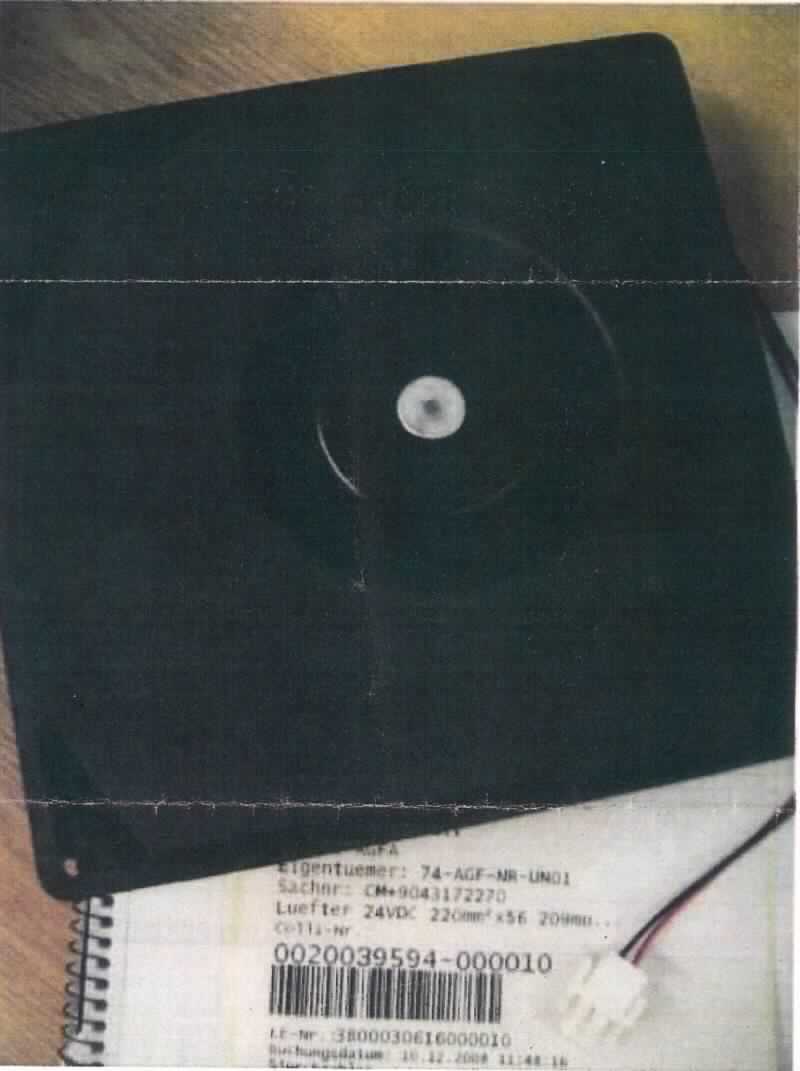 Sog. Blower (Lüfter 24VDC),
- aus einem einstufigen Lüfterrad in einem quadratischen Rahmen aus Kunststoff (Maße LxBxT: 220 x 
  220 x 56 mm) mit axialer Luftzuführung und radialem Luftaustritt, mit Stromanschlusskabeln 
  (Abbildung siehe Anlage),
- mit einem erzeugten Luftdruck von unter 2 bar,
- zum Einbau in ein Filmentwicklungsgerät (nicht Gegenstand dieser vZTA).

"Ventilator, Zentrifugalventilator, nicht für zivile Luftfahrzeuge -sog. Blower (Lüfter 24 VDC)"
