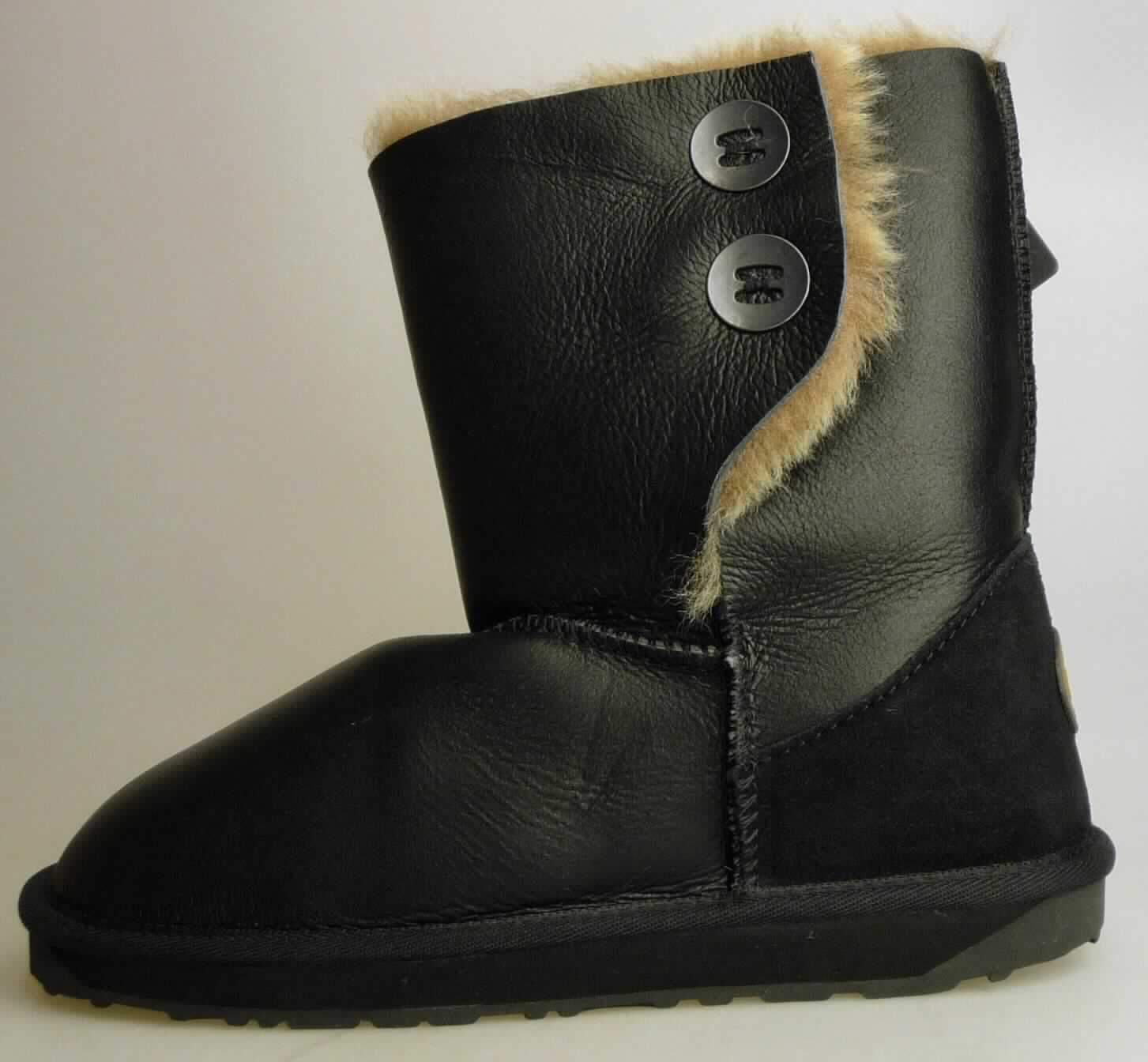 Stiefel (lt. Antrag: "Frauenschuh Glenbrook W10692", Foto siehe Anlage) 
- mit Laufsohlen aus (lt. Antrag) Kautschuk,
- mit Oberteil (geschlossenes Blatt) aus Pelzfell (den größten Teil der Außenfläche bildend) und Leder,
- am Übergang zur Sohle mit einer Randeinfassung aus Spinnstoff,
- mit aufgesetztem Firmenemblem,
- seitlich mit zwei Zierknöpfen versehen,
- mit Innensohle aus Pelzfell

"Schuhe mit Laufsohlen aus Kautschuk und Oberteil aus Pelzfell"