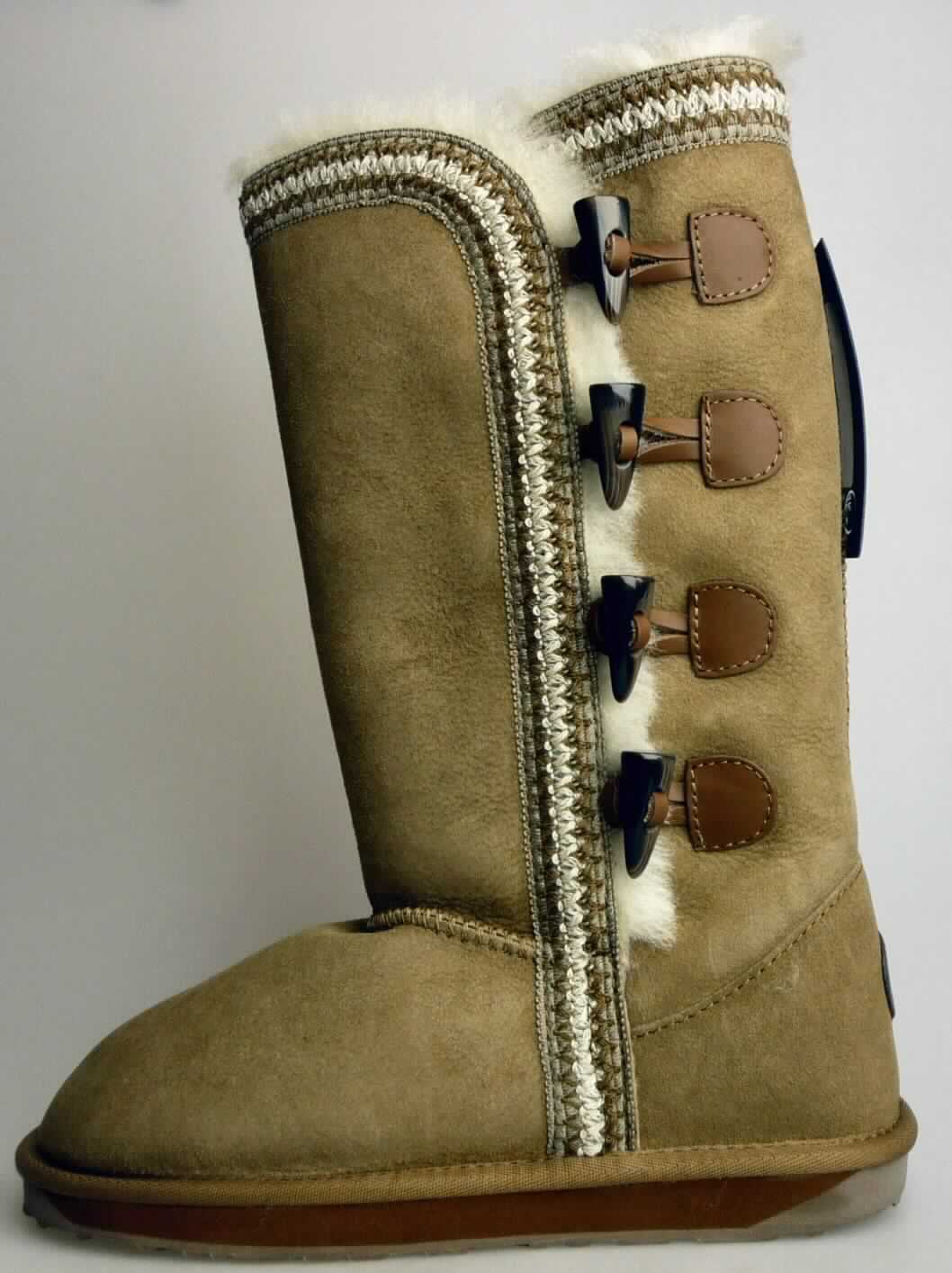 Stiefel (lt. Antrag: "Frauenstiefel Albina W10702", Foto siehe Anlage) 
- mit Laufsohlen aus (lt. Antrag) Kautschuk,
- mit Oberteil (geschlossenes Blatt) aus Pelzfell,
- mit Verstärkungsteil (Fersenkappe) aus Leder,
- am Übergang zur Sohle mit einer Randeinfassung aus Spinnstoff,
- mit aufgesetztem Firmenemblem,
- mit Stickereien verziert,
- mit Innensohle aus Pelzfell,
- seitlich mit Knebelverschluss

"Schuhe mit Laufsohlen aus Kautschuk und Oberteil aus Pelzfell"
