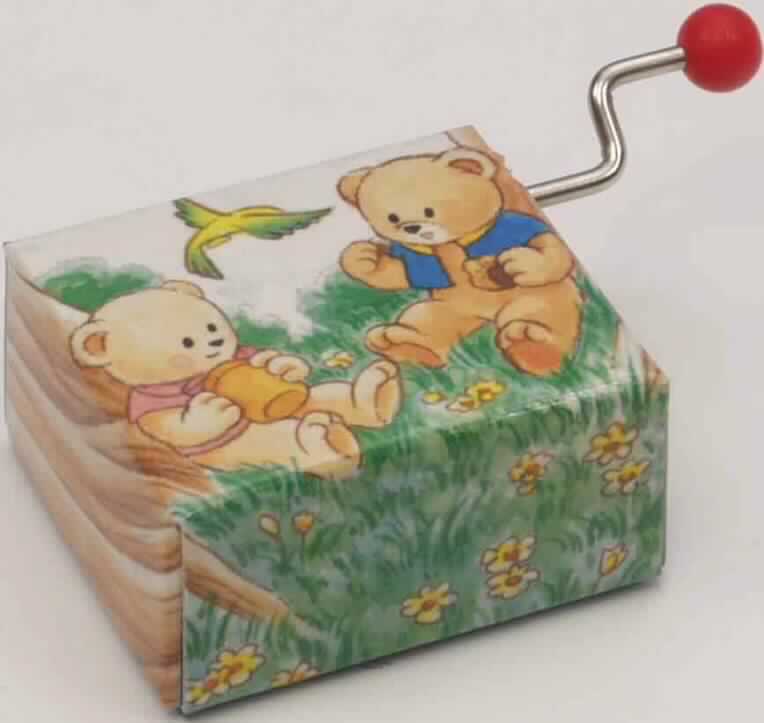 Sog. Spieluhr "Bärchen" in Form einer ca. 5 cm x 4 cm x 2,5 cm (Länge x Breite x Höhe) großen, bunt bedruckten Pappschachtel, auf der zwei Teddybären auf einer Wiese abgebildet sind. In der Schachtel ist der Spieldosenmechanismus eingebaut und wird von außen per Hand durch Kurbeln aktiviert, wobei die Melodie "Its a small world" erklingt.

Die Ware ist als "Spieldose" einzureihen.

Anlage: 1 Abbildung