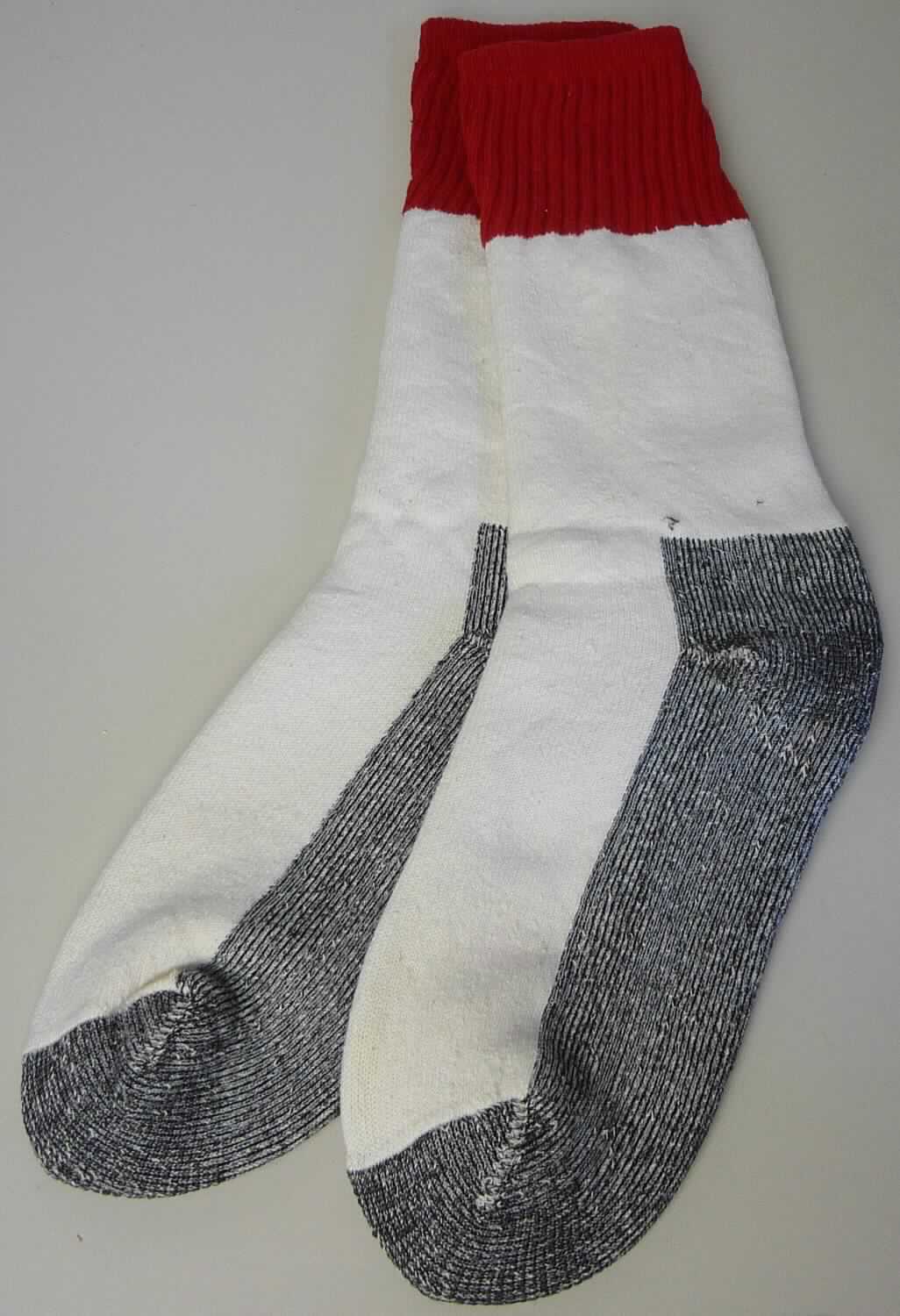 Socken, sog. Strick Socken, Art. RSASKON, Größe 9-11, Foto siehe Anlage,
- paarweise auf eine bedruckte Pappkarte aufgebracht,
- aus bis zu 3,1 mm dicken, buntgewirkten Gewirken aus laut Antrag 78 % Baumwolle, 19 % Polyester, 2 % Nylon 
  und 1 % Elasthan (alles synthetische Chemiefasern),
- schlauchförmig abgepasst gewirkt und an den Fußspitzen durch Zusammennähen konfektioniert; mit 
  ausgearbeiteter Ferse, 
- am oberen Rand umgeschlagen und mit einem ca. 1,5 cm breiten Abschluss versehen,
- die Knöchel bedeckend, nicht über die Waden reichend.

"Socken aus Gewirken, aus Baumwolle"