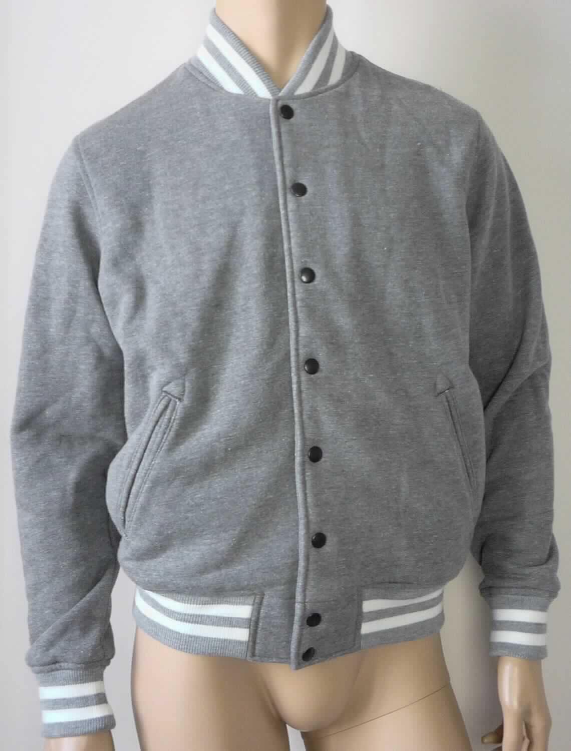 Blouson, sog. Strickjacke, Art. HVT401, Größe S, Foto siehe Anlage,
- aus ca. 2,4 mm dicken, buntgewirkten Gewirken (melierte Garne) aus laut Antrag 65 % Baumwolle und 
  28 % Polyester (synthetische Chemiefasern) und 7 % Viskose (künstliche Chemiefasern),
- über die Taille reichend (Rückenlänge: ca. 64 cm),
- hinten mit einem schmalen Stehkragen,
- mit einer durchgehenden Öffnung mit Druckknopfverschluss von links auf rechts (Männerkleidung),
- mit langen Ärmeln, die über den unteren Rand des Kleidungsstücks hinausreichen; an den Ärmelenden
  mit gerippt gewirkten Bündchen verengt,
- vorn mit zwei eingesetzten, offenen Taschen unterhalb der Taille,
- am unteren Rand mit einem angesetzten, gerippt gewirkten, verengenden Bund,
- erfüllt die Merkmale zur Einreihung als Blouson, somit keine Jacke oder Strickjacke.
 
 
"Blouson, aus Gewirken, für Männer, aus Baumwolle"