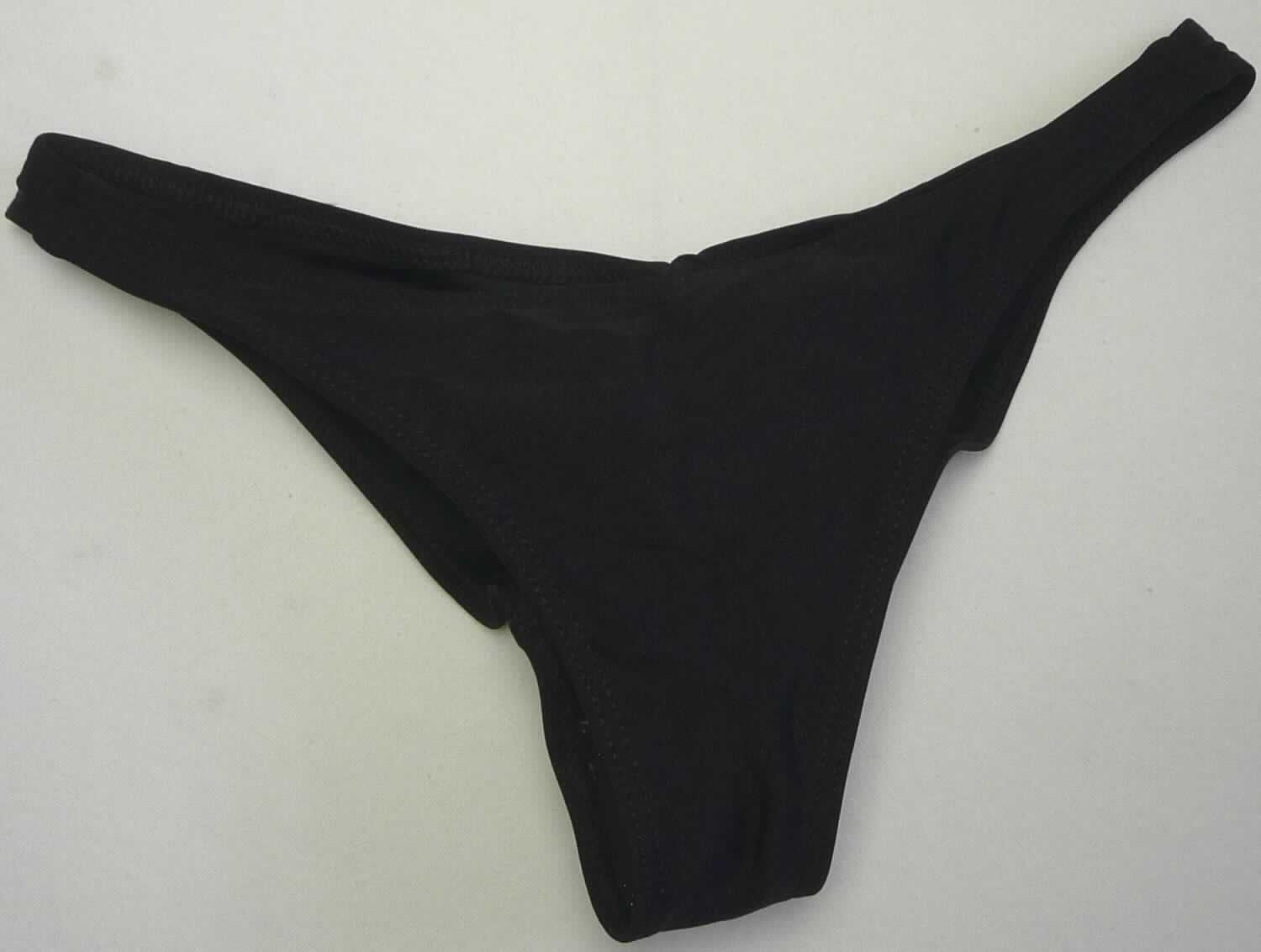 Badehose, sog. Nylon Schwimmbekleidung, Art. RNT51, Größe S, Foto siehe Anlage,
- aus ca. 0,6 mm dicken, einfarbigen Gewirken aus laut Antrag 80 % Nylon und 20 % Elasthan (beides 
  synthetische Chemiefasern); keine Kautschukfäden enthaltend, die Elastizität ergibt sich durch die Verwendung 
  von Elastomergarnen,
- in der Taille abschließend; ohne Öffnung und ohne Verschluss,
- hinten gerafft gearbeitet,
- mit hohen Beinausschnitten; aufgrund des Schnitts als Frauenkleidung erkennbar,
- durchgehend mit einem Gewirke unterlegt (Hygieneeinlage),
- das Kleidungsstück lässt nach Schnitt, Material und Ausstattung erkennen, dass es dazu bestimmt ist, 
  ausschließlich oder hauptsächlich als Badekleidung getragen zu werden.

"Badehose, aus Gewirken, für Frauen, aus synthetischen Chemiefasern, keine Kautschukfäden enthaltend"