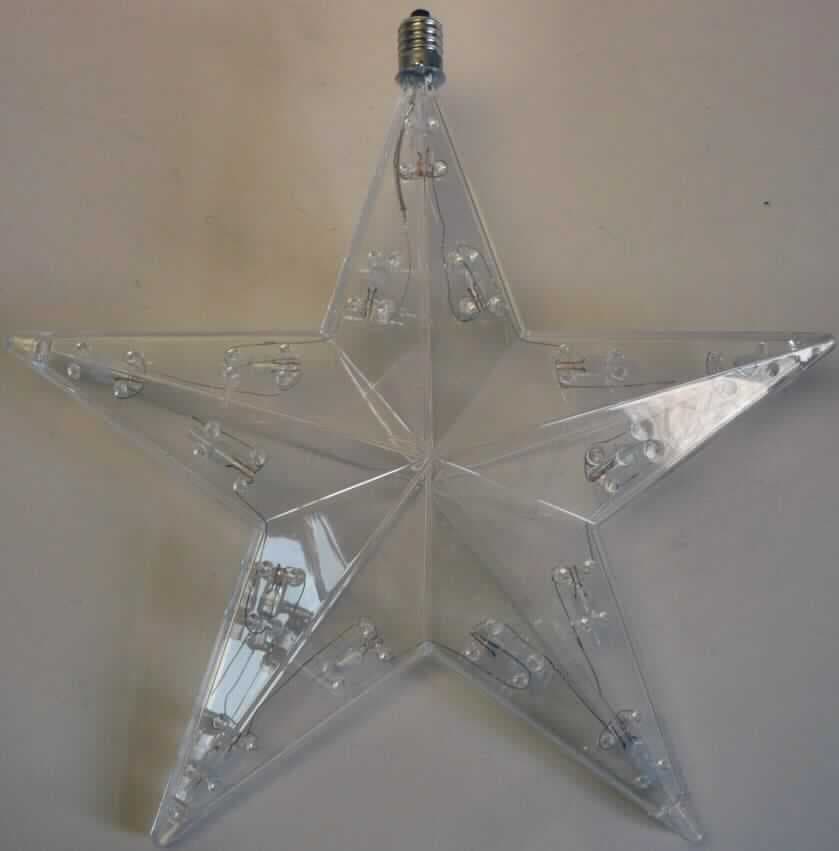 Sog. Ersatz-Stern, Art. Nr. 983401, s. Foto.
Es handelt sich um einen Beleuchtungskörper in Form eines ca. 17 cm großen, dreidimensionalen, fünfzackigen, transparenten Kunststoffsternes. Er enthält eine Lichterkette aus 15 durch Kabel miteinander verbundene Glühlämpchen, die entlang der Konturen im Innern des Sternes befestigt sind. Am Ende einer Zacke ist als elektrische Ausrüstung ein Schraubgewinde aus Metall befestigt, mit dem das Erzeugnis in eine Lampenfassung eingepasst werden kann. Das Erzeugnis, das selbst bereits einen Beleuchtungskörper darstellt, ist als Ersatzstern für eine Sternenlichterkette bestimmt.
Das Erzeugnis ist in einer Blisterverpackung aufgemacht.  

Die beschriebene Ware ist als "anderer als von den Unterpositionen 9405 10 bis 9405 30 erfasster, elektrischer Beleuchtungskörper aus Kunststoff, anderweit weder genannt noch inbegriffen, von der mit Glühlampen verwendeten Art" einzureihen.