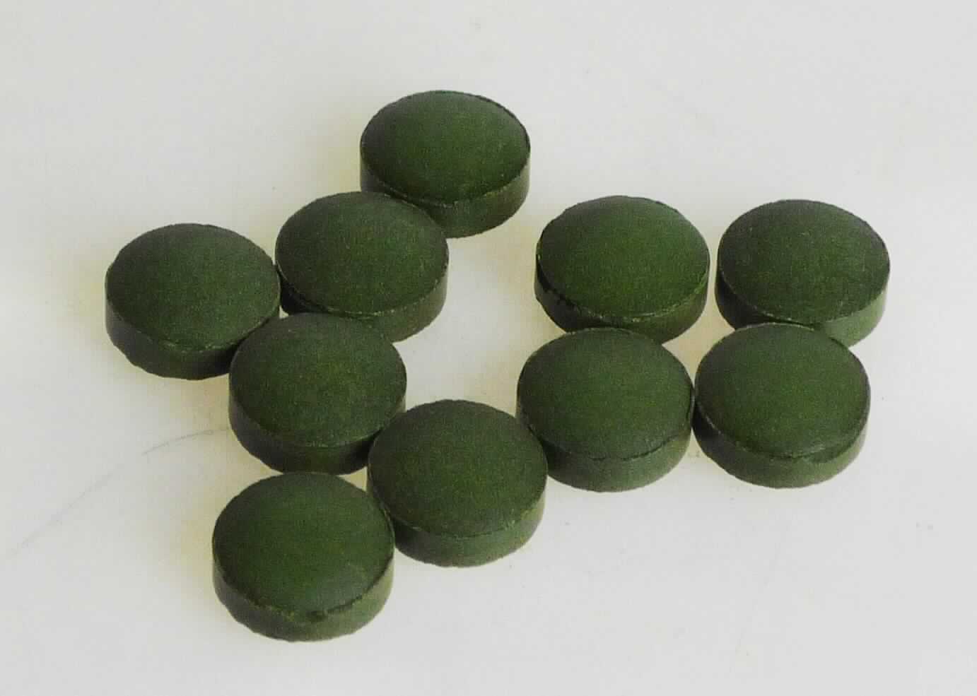 Chlorella-Algen, als Tablette

Vorgelegt wurde ein Probetütchen mit 13 dunkelgrünen, runden, 0,8 cm x 0,4 cm großen, leicht gewölbten, hart gepressten Tabletten mit typischem Algengeruch sowie ein Analysenzertifikat und ein Fließschema des Herstellungsprozesses. Danach handelt es sich bei dem Erzeugnis um Tabletten aus der Chlorella-Alge ohne 
weitere Zusätze.


Andere Einzeller-Mikroorganismen, nicht lebend; keine Algen i. S. der Pos 1212 der KN