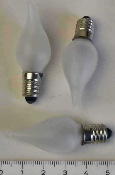 Glühlampe,
- aus einem Wolframglühdraht in einem matten, flammenförmigen Glaskolben (Länge ca. 50 mm), 
  mit E 10 Schraubsockel (Abbildung s. Anlage),
- für eine Spannung von 23 Volt,
- zu drei Stück aufgemacht auf einer Blisterpackung,
- zur Verwendung als Leuchtmittel z. B. für Lichterketten im Innenbereich.

"Elektrische Glühlampe, keine Wolfram-Halogen-Glühlampe, für eine Spannung von weniger als 100 V,
 nicht von der für Krafträder und andere Kraftfahrzeuge verwendeten Art, nicht für die Beleuchtung für
 bestimmte Luftfahrzeuge."