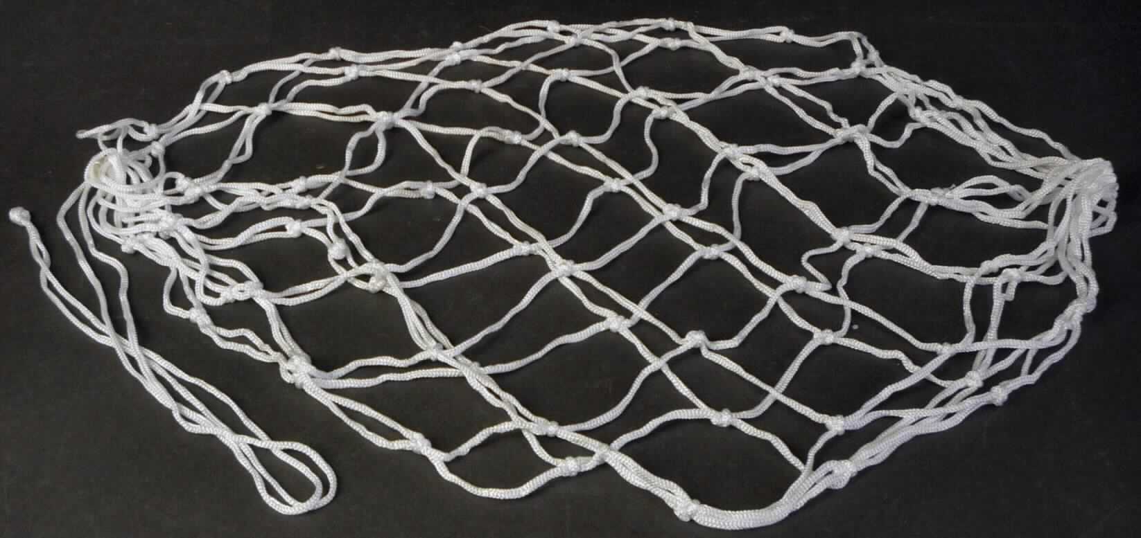 Konfektioniertes Netz, sog. Ballnetz, Foto siehe Anlage,
- oben offen, nach unten hin schmaler werdend; mit einer Länge von etwa 90 cm,
- bestehend aus etwa 2,5 mm dicken Rundgeflechten aus laut Antrag 100% Polyamid (synthetischer Spinnstoff)
  mit enger Flechtweise und festem Gefüge (Bindfäden),
- geknüpft; mit offenen, nicht verschiebbaren Zellen,
- am oberen Rand mit einem verengenden Kordelzug aus einem Bindfaden und einem Stopper aus Kunststoff
  ausgestattet; durch Zusammenfügen konfektioniert,
- wird als konfektioniertes Netz nicht vom Warenkreis der Position 4202 erfasst,
- laut Antrag zur Verwendung als Transportnetz für Bälle; dient nicht zum Transport oder zur Lagerung verpackter
  Ware bis zum Verkauf, damit kein Beutel zu Verpackungszwecken der Position 6305.

"Konfektioniertes Netz, aus synthetischen Spinnstoffen, kein Fischernetz, aus Polyamid, aus Bindfäden"