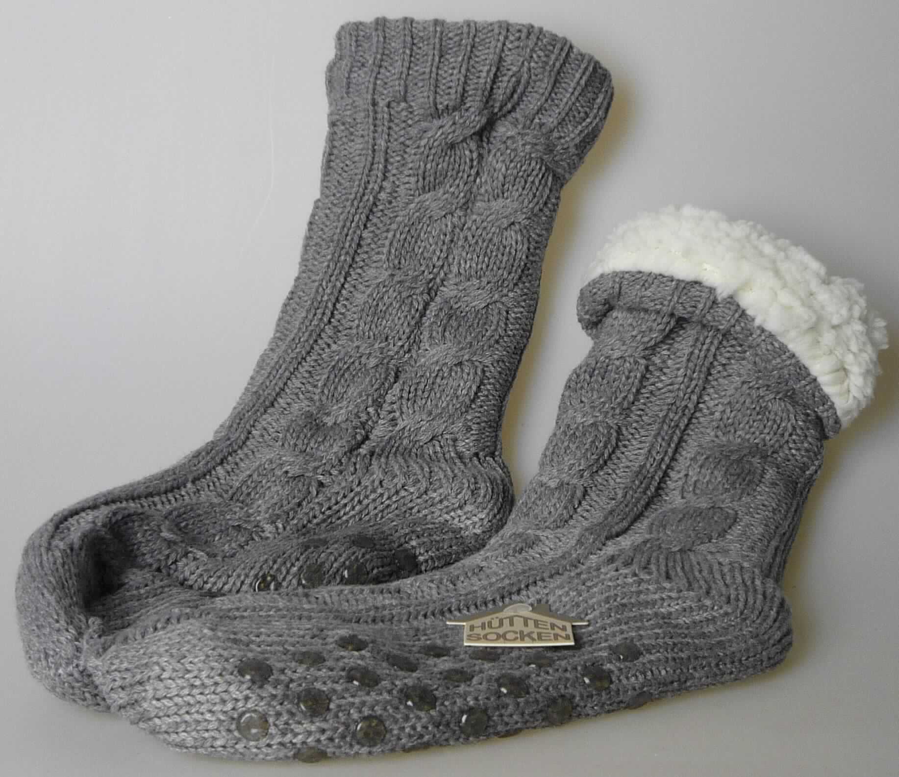Socken, Größe 39-42, Foto siehe Anlage,
- paarweise auf eine bedruckte Pappkarte aufgebracht,
- doppelt gearbeitet, mit einer Außenseite aus ca. 2,8 mm dicken, einfarbigen Gestricken aus laut 
  Antrag 100 % Polyacryl und einer Innenseite aus einfarbigen Plüschgewirken aus laut Antrag 100 % Polyester
  (beides synthetische Chemiefasern), 
- durch Zusammennähen konfektioniert,
- die Knöchel bedeckend, nicht bis zur Mitte der Wade reichend,
- mit Noppen zur Erhöhung der Rutschfestigkeit auf der Lauffläche, die keine angebrachte Laufsohle darstellen, 
  somit keine Schuhe.

"Socken, aus Gestricken, aus synthetischen Chemiefasern"
