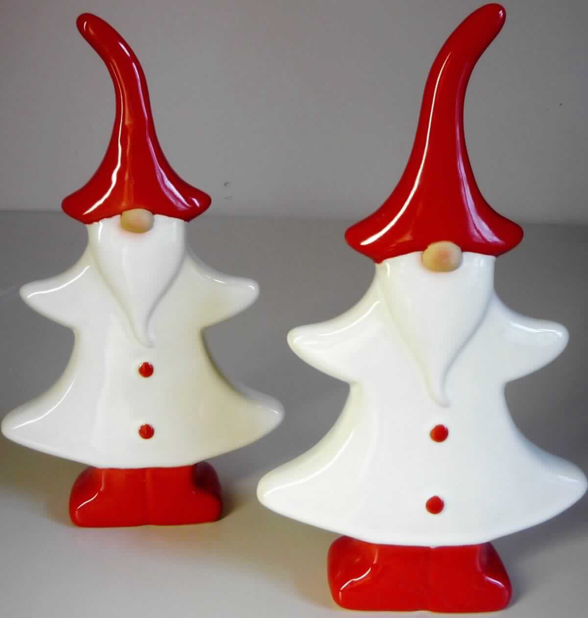 Keramische Ziergegenstände, sog. Santa, Artikel 8310800, Foto siehe Anlage, 
- glasierte, innen hohle, weiß-rote, tannenförmige Zierfiguren (Wichtel), 
- in den Abmessungen: ca. 22,5 cm (Höhe) x 13 cm (Breite) x 3,5 cm (Tiefe),
- keramische Erzeugnisse; nach der Formgebung gebrannt; tonmineralhaltiges Material enthaltend, 
- - nach dem Ergebnis der wissenschaftlichen Untersuchung aus Steinzeug,
- ohne Hinweise auf Handarbeit.

"Keramische Ziergegenstände, aus Steinzeug, nicht handgearbeitet"