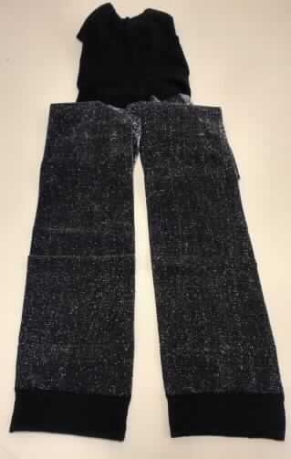 Strumpfhose ohne Fußteil, sog. Damen-Lurex-Legging, in Erwachsenengröße, Foto siehe Anlage,
- aus 0,8 mm dicken, einfarbigen und melierten Gewirken aus laut Antrag 75% Polyamid, 9% Elasthan 
  (beides synthetische Chemiefasern) und 16 % metalisierten Garnen (Position 5605); laut Antrag mit 
  einem Titer der einfachen Garne von 20 den (= 22 dtex),
- in der Taille abschließend; mit einem 4 cm breiten, doppelt gearbeiteten, elastischen Taillenbund,
- ohne Öffnung und ohne Verschluss, 
- im Strumpfbereich nahtlos gewirkt; mit knöchellangen Hosenbeinen ohne Fußteil,
- an den Beinabschlüssen mit doppelt gearbeiteten, elastischen Bündchen,
- kennzeichnet sich nach dem Verwendungszweck, der Herstellungsweise und der Ausstattung als 
  Strumpfhose ohne Fußteil, somit weder eine lange Hose der Position 6104 noch eine lange Unterhose
  der Position 6108.

"Strumpfhose, aus Gewirken, andere als solche mit degressiver Kompression, aus synthetischen Chemiefasern,
mit einem Titer der einfachen Garne von weniger als 67 dtex"