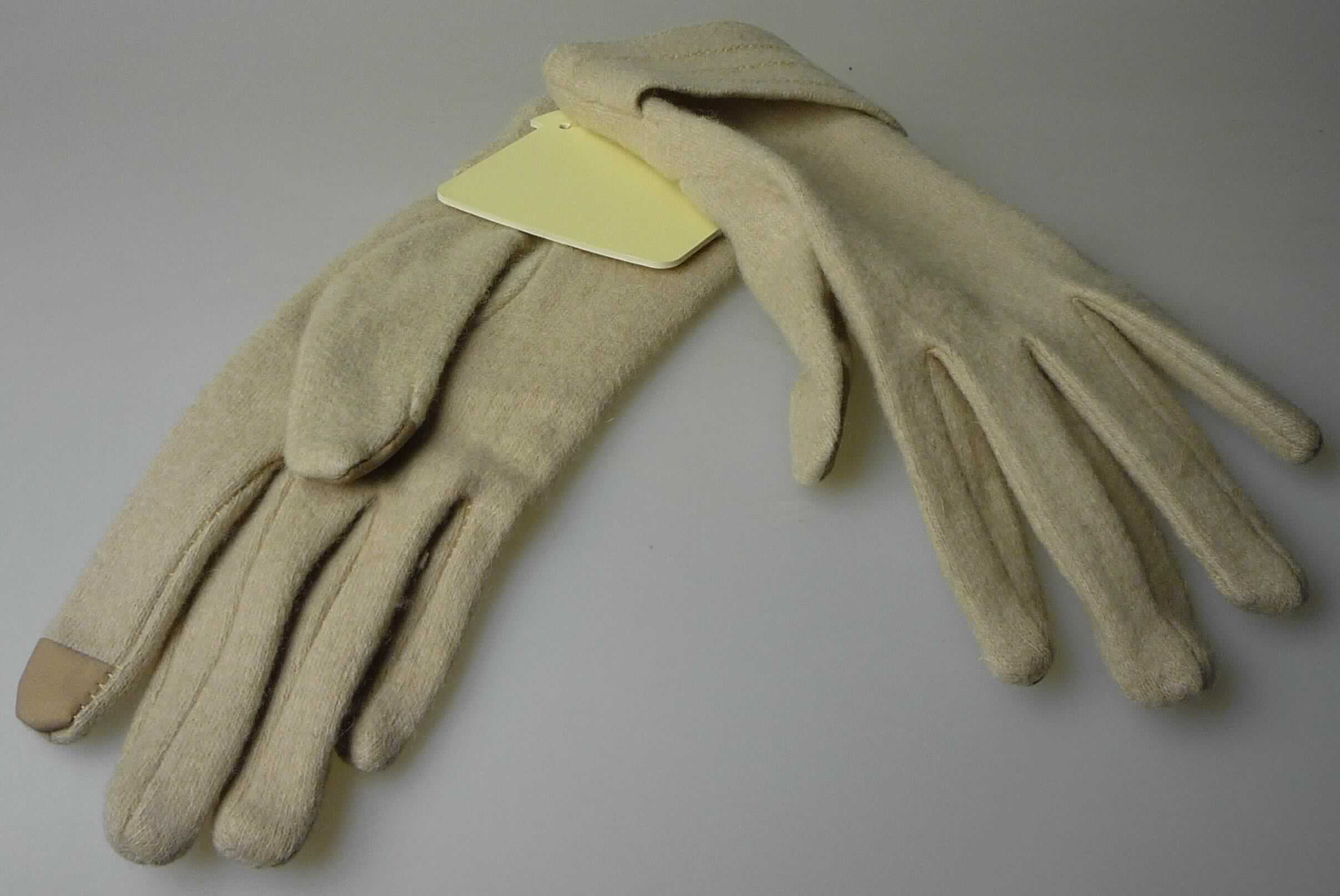 Handschuhe, Größe M, Foto siehe Anlage,
- als Paar auf einem bedruckten Pappetikett aufgebracht, 
- als Fünffingerhandschuhe gearbeitet,
- aus ca. 1,4 mm dicken, einfarbigen, beidseitig gerauten Gewirken aus lt. Antrag 60 % Wolle und 40 % Polyester 
  (synthetische Chemiefasern),
- im Bereich der Zeigefinger mit Besätzen aus Geweben aus Spinnstoffen und im Bereich des Handrückens mit 
  einem verzierenden aufgenähten Zuschnitt aus o. g. Gewirken versehen,
- am unteren Rand durch Umschlagen und Festnähen gesäumt,
- aufgrund des verwendeten Flächenerzeugnisses keine Ware des Kapitel 62.


"Fingerhandschuhe, aus Gewirken, andere als in Unterposition 6116 10 genannte, aus Wolle"
