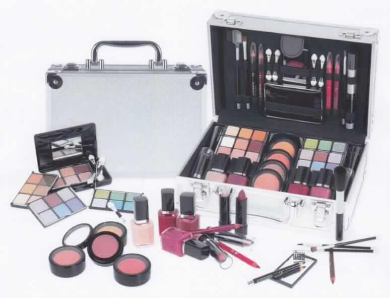 Erzeugnisse zum Schminken, "Schminkset im Aluminiumkoffer"

Bei dem Erzeugnis handelt es sich um eine Warenzusammenstellung bestehend aus 24 Puder-Lidschatten, 4 Puder-Rouges, 4 Nagellacken, 4 Creme-Lippenstiften, 2 Lippenkonturenstiften, 2 Kajalstiften, sowie 4 Applikatoren, einem Pinselset, einem Wimpernkamm und einem Taschenspiegel. Die Kosmetika sind in einem Aluminiumkoffer (Maße: 25 cm x 16 cm x 10 cm) für den Einzelverkauf aufgemacht.

Zolltariflich handelt es sich um Erzeugnisse zum Schminken der Augen.